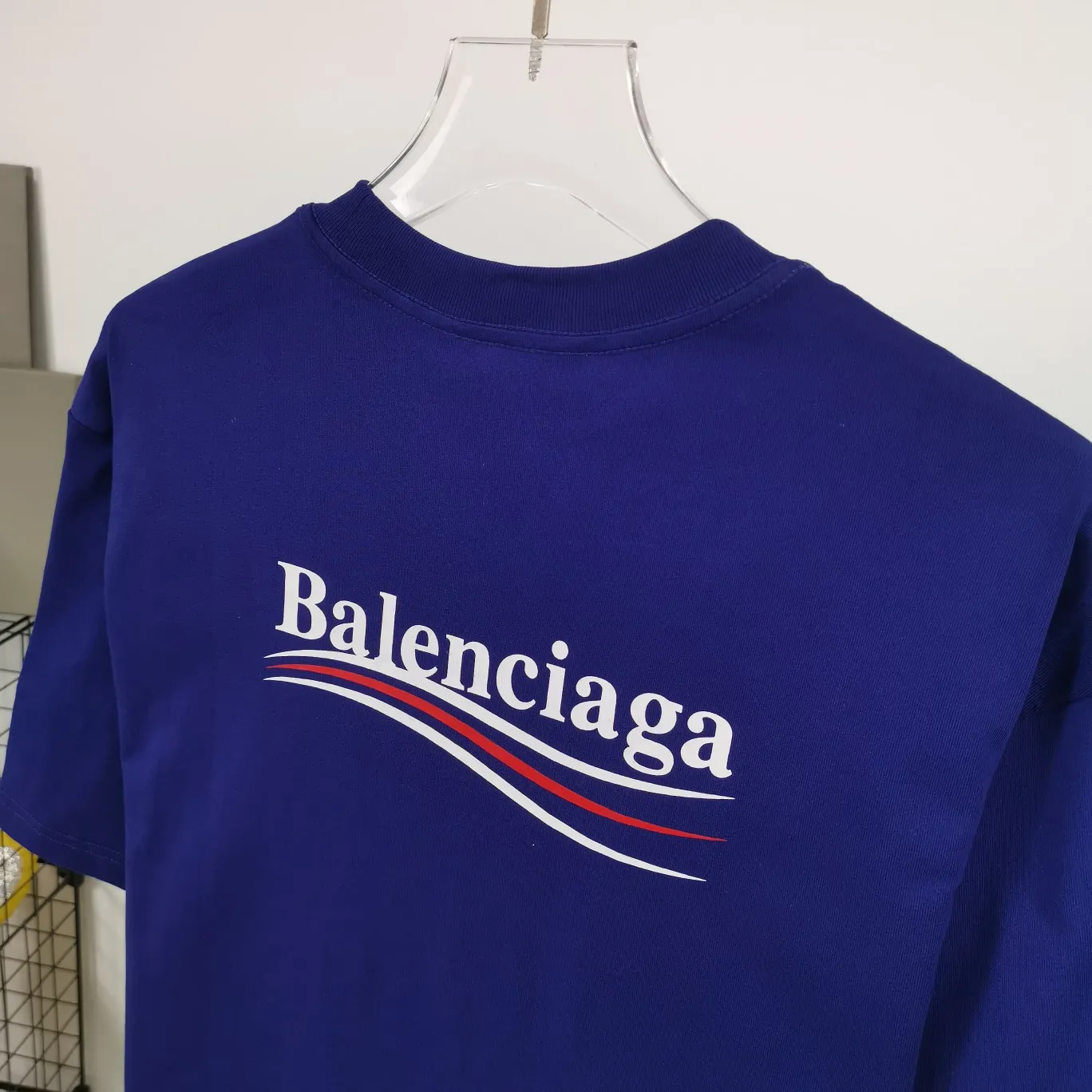 [New arrival] The top tried and tested version of Balenciaga's classic loose-fitting unisex pure cotton short-sleeved style. Custom-made fabrics and printed accessories are reproduced one-to-one. It is made of 280g cotton fabric with 32 count fine double cotton yarn plain weave, and the fabric surface is treated with dust-free woolen craftsmanship. The shoulder and chain seams are made of 0.8cm bundled strips inside, and the double chain stitching on the machine side is made of pure cotton. Here is an explanation of why I am dozens of yuan more expensive than others: 1. Each model is produced by the company. The detailed workmanship and fabrics are consistent with the genuine ones. There is no color difference between the ones at the counters. Guaranteed no color difference. Replicas are not scary. Whoever is fake is embarrassed. It’s not shameful to make a replica, it’s shameful if you can’t buy the correct version if you make a replica. All of my series can be found in all major places and will be absolutely stunning!  2. The fabric is made of 280g Paris-specific double yarn. No one can make better fabrics than mine. There is really no way to compare with the ordinary version on the market. Respect it. It is authentic and costs thousands of dollars. Don’t go for the quality of street stalls. 3. The workmanship has been restored in all aspects. The packaging has been restored in all aspects. 4. I guarantee here that this is the highest quality you can find. Size: XS-L Color; Blue Pink Fluorescent Yellow P: 260