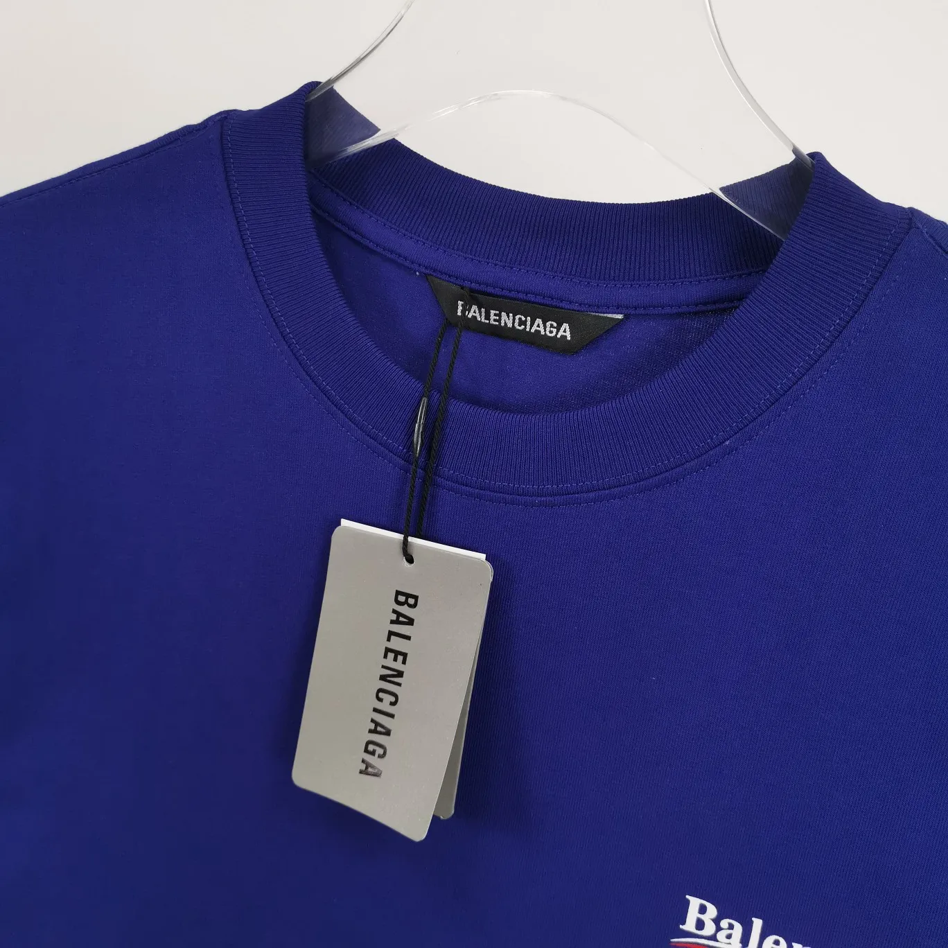 [New arrival] The top tried and tested version of Balenciaga's classic loose-fitting unisex pure cotton short-sleeved style. Custom-made fabrics and printed accessories are reproduced one-to-one. It is made of 280g cotton fabric with 32 count fine double cotton yarn plain weave, and the fabric surface is treated with dust-free woolen craftsmanship. The shoulder and chain seams are made of 0.8cm bundled strips inside, and the double chain stitching on the machine side is made of pure cotton. Here is an explanation of why I am dozens of yuan more expensive than others: 1. Each model is produced by the company. The detailed workmanship and fabrics are consistent with the genuine ones. There is no color difference between the ones at the counters. Guaranteed no color difference. Replicas are not scary. Whoever is fake is embarrassed. It’s not shameful to make a replica, it’s shameful if you can’t buy the correct version if you make a replica. All of my series can be found in all major places and will be absolutely stunning!  2. The fabric is made of 280g Paris-specific double yarn. No one can make better fabrics than mine. There is really no way to compare with the ordinary version on the market. Respect it. It is authentic and costs thousands of dollars. Don’t go for the quality of street stalls. 3. The workmanship has been restored in all aspects. The packaging has been restored in all aspects. 4. I guarantee here that this is the highest quality you can find. Size: XS-L Color; Blue Pink Fluorescent Yellow P: 260