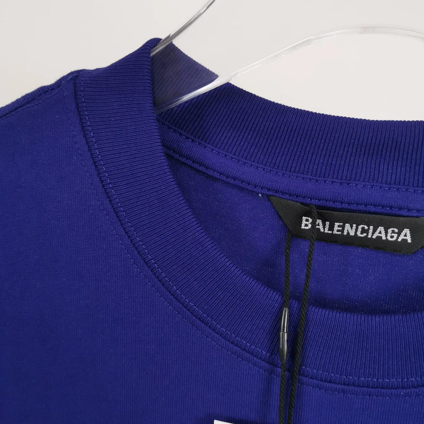 [New arrival] The top tried and tested version of Balenciaga's classic loose-fitting unisex pure cotton short-sleeved style. Custom-made fabrics and printed accessories are reproduced one-to-one. It is made of 280g cotton fabric with 32 count fine double cotton yarn plain weave, and the fabric surface is treated with dust-free woolen craftsmanship. The shoulder and chain seams are made of 0.8cm bundled strips inside, and the double chain stitching on the machine side is made of pure cotton. Here is an explanation of why I am dozens of yuan more expensive than others: 1. Each model is produced by the company. The detailed workmanship and fabrics are consistent with the genuine ones. There is no color difference between the ones at the counters. Guaranteed no color difference. Replicas are not scary. Whoever is fake is embarrassed. It’s not shameful to make a replica, it’s shameful if you can’t buy the correct version if you make a replica. All of my series can be found in all major places and will be absolutely stunning!  2. The fabric is made of 280g Paris-specific double yarn. No one can make better fabrics than mine. There is really no way to compare with the ordinary version on the market. Respect it. It is authentic and costs thousands of dollars. Don’t go for the quality of street stalls. 3. The workmanship has been restored in all aspects. The packaging has been restored in all aspects. 4. I guarantee here that this is the highest quality you can find. Size: XS-L Color; Blue Pink Fluorescent Yellow P: 260