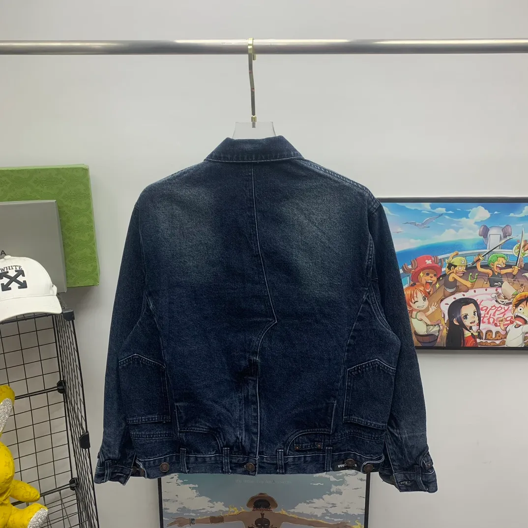 Top tested version Balenciaga 23FW deconstructed trouser-type denim jacket for men and women 🔥96FW latest catwalk style fashion week heavy new deconstructed and restructured denim jacket, exclusive custom-made denim 460g high-end custom fabric, the process is tedious and extremely complex, and the overall trouser-type jacket reorganization presents an excellent effect! It is full of personality, feels breathable and thick after absorbing water, and the carving details are all produced by hand-polished craftsmanship. It is luxuriously presented. All 6 SS23 Paris buttons are original counter versions. The door pockets are fully embedded with exclusive details. The door pockets are fully embedded with clip technology. They are stiff and cannot be deformed. The whole garment is made of custom-woven heavyweight denim fabrics. The independent hardware is molded and the garments are washed with heavy washing. The effect is comparable to the original version. Multiple processes create a full sense of high-end and show individual luxury taste. It is definitely a classic and versatile product! ! Size: XS S M L P:420