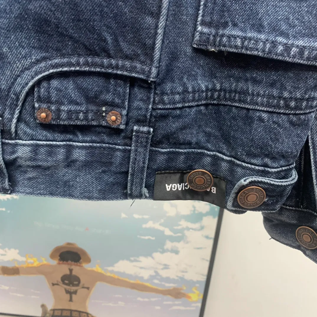 Top tested version Balenciaga 23FW deconstructed trouser-type denim jacket for men and women 🔥96FW latest catwalk style fashion week heavy new deconstructed and restructured denim jacket, exclusive custom-made denim 460g high-end custom fabric, the process is tedious and extremely complex, and the overall trouser-type jacket reorganization presents an excellent effect! It is full of personality, feels breathable and thick after absorbing water, and the carving details are all produced by hand-polished craftsmanship. It is luxuriously presented. All 6 SS23 Paris buttons are original counter versions. The door pockets are fully embedded with exclusive details. The door pockets are fully embedded with clip technology. They are stiff and cannot be deformed. The whole garment is made of custom-woven heavyweight denim fabrics. The independent hardware is molded and the garments are washed with heavy washing. The effect is comparable to the original version. Multiple processes create a full sense of high-end and show individual luxury taste. It is definitely a classic and versatile product! ! Size: XS S M L P:420