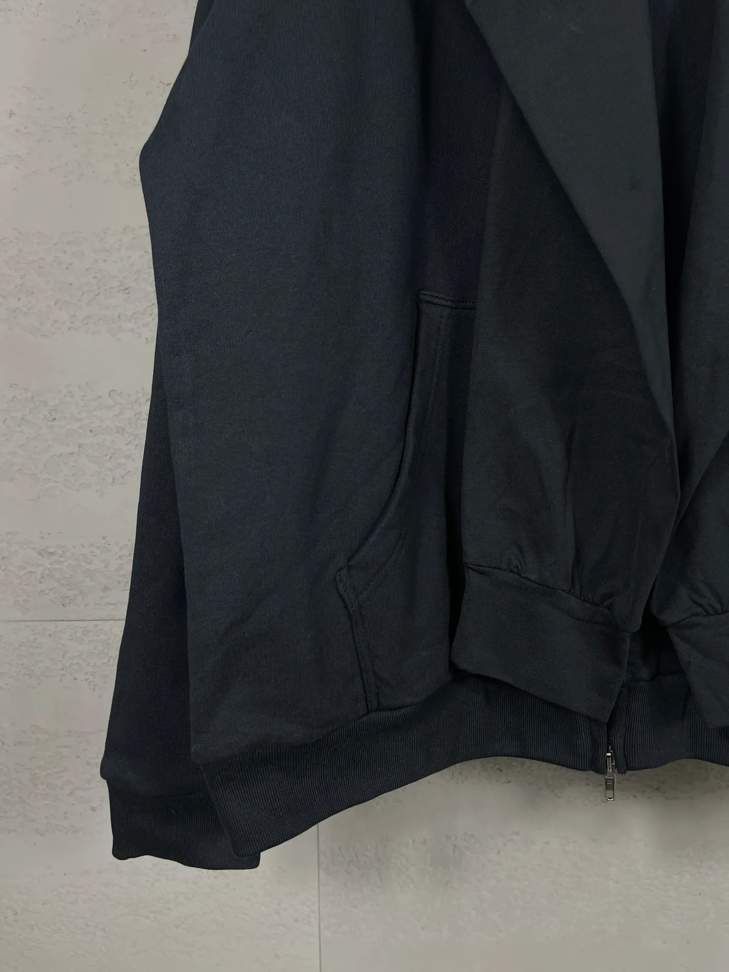 🅿️400 real photos [Top version. Official website quality] BALENCI*GA/Paris #2024 Autumn and Winter Catwalk New Style Fake Two-piece Four-Sleeve Embroidered Zipper Cardigan Hooded Sweatshirt #2024 Autumn and Winter Brick Cabinet Synchronization Welcome to compare. Hooded and sleeved. Ultra-fashionable. The fabric is made of Paris ZP custom-woven and dyed cotton terry sweatshirt. The weight is 460 grams. The cloth surface is clean. The cloth pattern is clear, soft and comfortable. The threads are dyed with no color difference. The classic LOGO is embroidered with imported Tajima embroidery machine. The letters are clear and the effect is three-dimensional. The whole thing is super heavy craftsmanship. Restore the brick cabinet, adopt the OS loose shoulder style. Same style for men and women. Code: BL238925 Color: black, floral gray Size: XS S M L