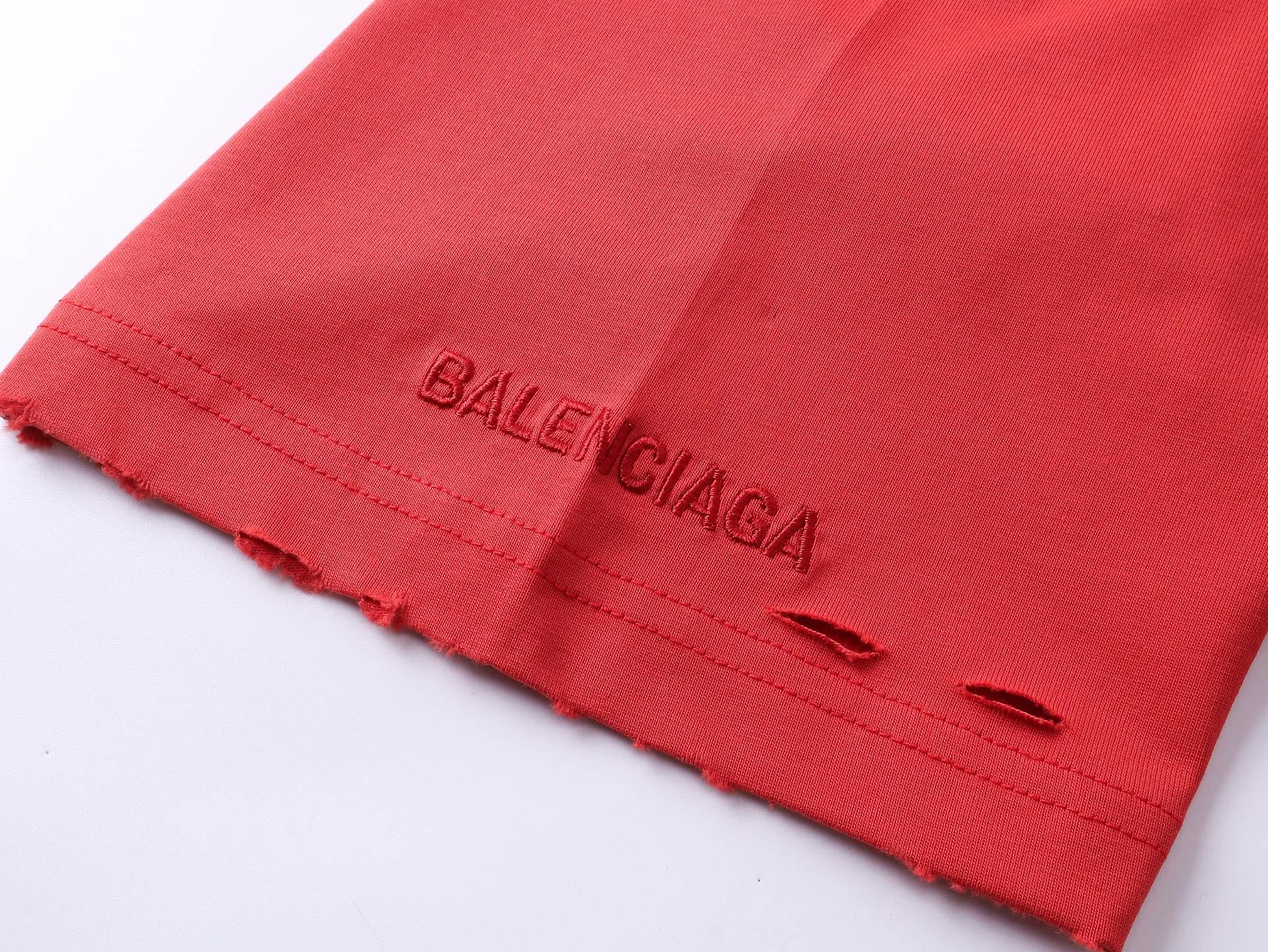 🅿️194 real photos [top version. official website quality] BALENCI*GA/25 new model. The front is directly printed with ISABELLE art work, the back is printed with artistic signature, and the right sleeve is embroidered with English frayed distressed short-sleeved T-shirt # SS25 latest style. Research and development at the first time, different market currencies. Comparisons welcome. The fabric is made of Paris ZP custom-woven and dyed cotton double yarn. Weighing 260 grams, the cloth surface is clean. The cloth pattern is clear, soft and comfortable. The threads are dyed with no color difference. Printing adopts computer direct printing. The garments are washed and worn to make them look old. Jubie market currency. Welcome to compare. The version adopts OS loose shoulder design. Same style for men and women. Code: BL253667 Color: Red Size: XS S M L