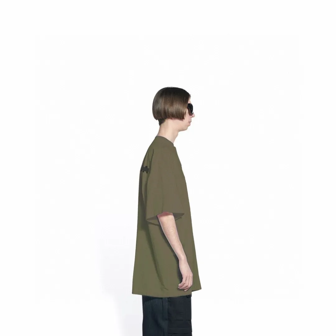 ♻️💯Upper body reference model picture❤️BALENCIAGA Balenciaga's new tape letter printing male and female couple stars the same style pure cotton loose short-sleeved T-shirt The front and rear platens are hand-printed, precision mesh is used to make the stencil, imported environmentally friendly slurry is scraped, and the letters are clearly restored. The spacing between letters is all the same as the original version. The font size is consistent with the original version. The comparison code number ratio is increased and enlarged. The letters are strictly aligned to highly restore the spacing ratio and three-dimensional sense. The printing has no burrs. Basically, the color difference is minimized to be infinitely close. The printing has transparent bottom lines and no burrs. The yarn is made of Made of 18SJC and imported oil-proof treated thread, there will be no oil stains. The car is imported from Silver Sword with a knife, which does not eat the cloth or leave any cloth. The sewing machine needle uses a No. 9 round-head needle, which does not puncture or break the fibers of the fabric. The density of the thread is 3CM/14 needles, which is tight and not loose or sparse. The double-layer stitching of the back collar is firm and tight. The double chain of the shoulder is routed. The hem is tightened tightly. The fabric is full of drape and consistent with the pattern. The fabric is made of 280g double-ply double-yarn plain cotton fabric, which has full drape and smooth hand feel. Complete color matching from custom dyeing to craftsmanship, three standards for customized accessories Size: XS-L Color: Dark heather gray White Black Dark military green P:250