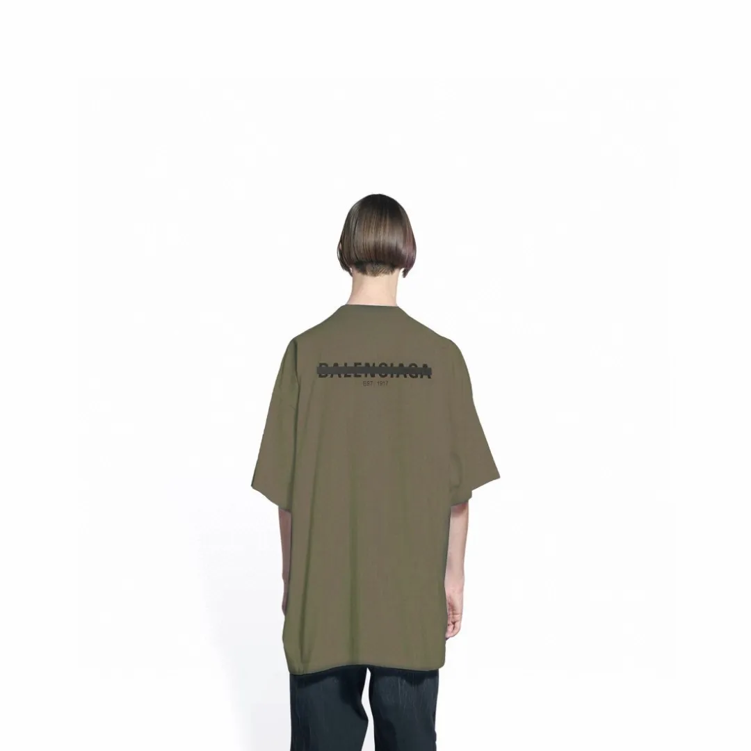♻️💯Upper body reference model picture❤️BALENCIAGA Balenciaga's new tape letter printing male and female couple stars the same style pure cotton loose short-sleeved T-shirt The front and rear platens are hand-printed, precision mesh is used to make the stencil, imported environmentally friendly slurry is scraped, and the letters are clearly restored. The spacing between letters is all the same as the original version. The font size is consistent with the original version. The comparison code number ratio is increased and enlarged. The letters are strictly aligned to highly restore the spacing ratio and three-dimensional sense. The printing has no burrs. Basically, the color difference is minimized to be infinitely close. The printing has transparent bottom lines and no burrs. The yarn is made of Made of 18SJC and imported oil-proof treated thread, there will be no oil stains. The car is imported from Silver Sword with a knife, which does not eat the cloth or leave any cloth. The sewing machine needle uses a No. 9 round-head needle, which does not puncture or break the fibers of the fabric. The density of the thread is 3CM/14 needles, which is tight and not loose or sparse. The double-layer stitching of the back collar is firm and tight. The double chain of the shoulder is routed. The hem is tightened tightly. The fabric is full of drape and consistent with the pattern. The fabric is made of 280g double-ply double-yarn plain cotton fabric, which has full drape and smooth hand feel. Complete color matching from custom dyeing to craftsmanship, three standards for customized accessories Size: XS-L Color: Dark heather gray White Black Dark military green P:250