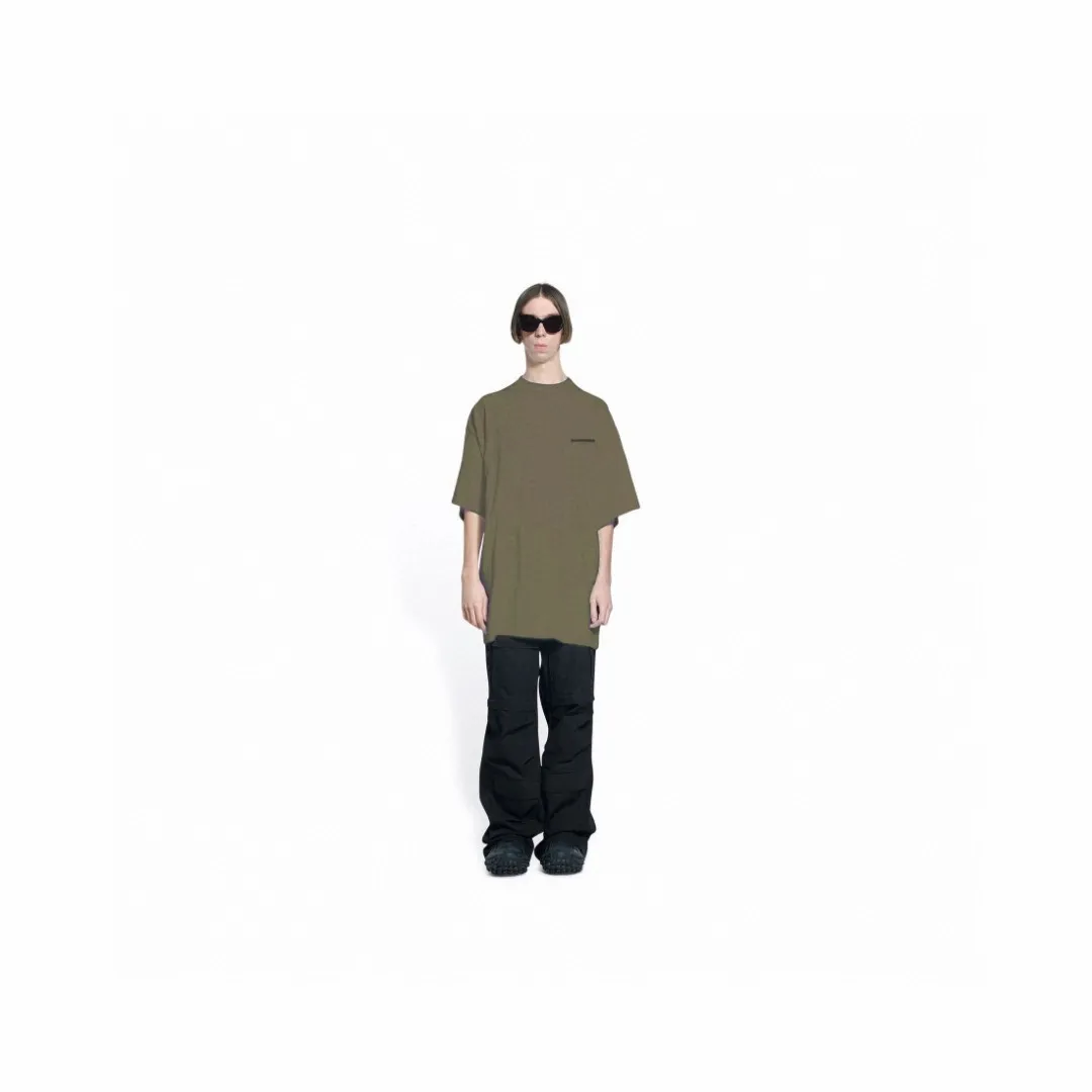 ♻️💯Upper body reference model picture❤️BALENCIAGA Balenciaga's new tape letter printing male and female couple stars the same style pure cotton loose short-sleeved T-shirt The front and rear platens are hand-printed, precision mesh is used to make the stencil, imported environmentally friendly slurry is scraped, and the letters are clearly restored. The spacing between letters is all the same as the original version. The font size is consistent with the original version. The comparison code number ratio is increased and enlarged. The letters are strictly aligned to highly restore the spacing ratio and three-dimensional sense. The printing has no burrs. Basically, the color difference is minimized to be infinitely close. The printing has transparent bottom lines and no burrs. The yarn is made of Made of 18SJC and imported oil-proof treated thread, there will be no oil stains. The car is imported from Silver Sword with a knife, which does not eat the cloth or leave any cloth. The sewing machine needle uses a No. 9 round-head needle, which does not puncture or break the fibers of the fabric. The density of the thread is 3CM/14 needles, which is tight and not loose or sparse. The double-layer stitching of the back collar is firm and tight. The double chain of the shoulder is routed. The hem is tightened tightly. The fabric is full of drape and consistent with the pattern. The fabric is made of 280g double-ply double-yarn plain cotton fabric, which has full drape and smooth hand feel. Complete color matching from custom dyeing to craftsmanship, three standards for customized accessories Size: XS-L Color: Dark heather gray White Black Dark military green P:250