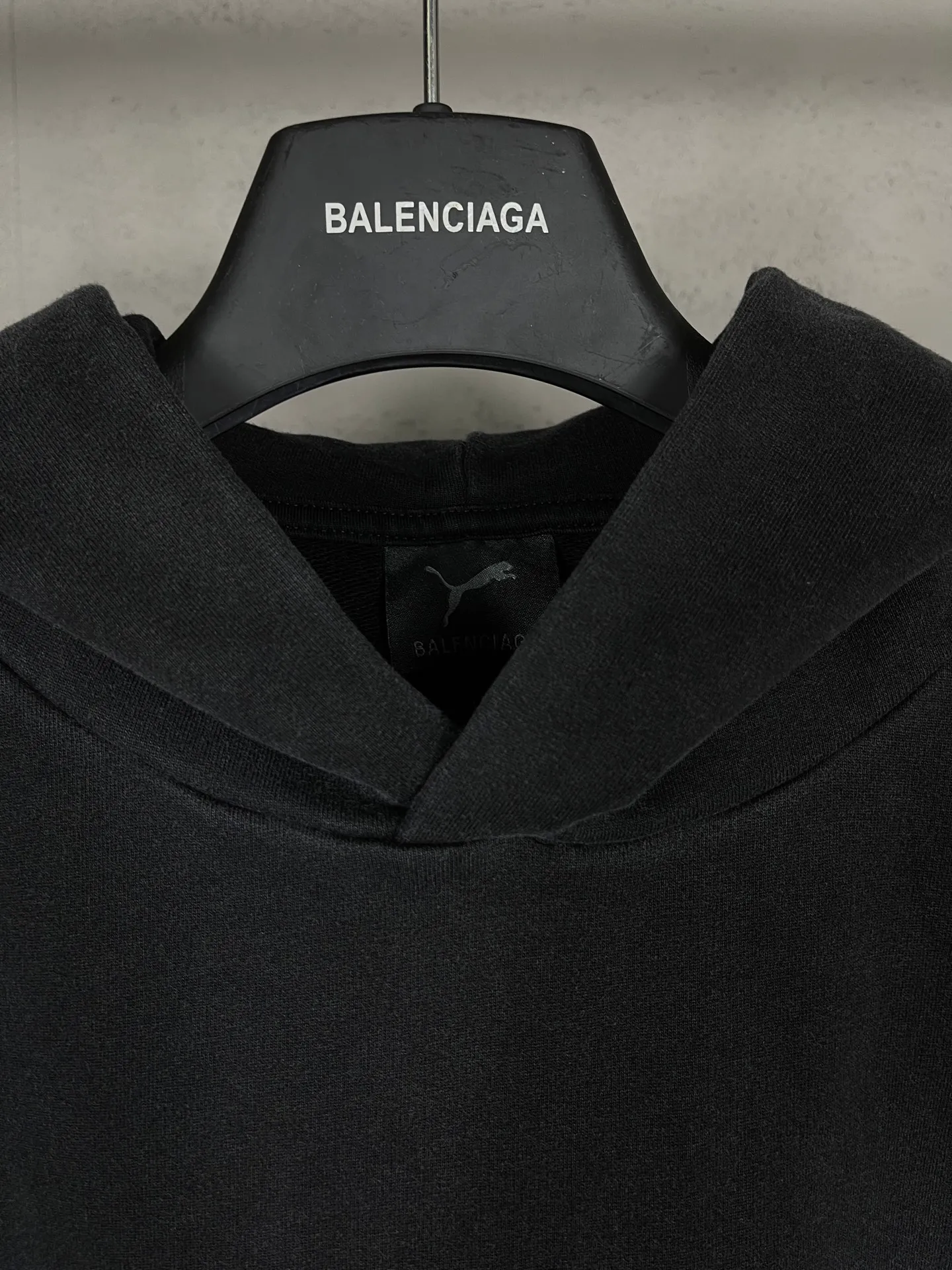 🅿️320 real photos [Top version. Official website quality] BALENCI*GA/26 new model. Paris co-branded puma series front printed washed hooded sweatshirt. SS26 latest model. Research and development at the first time, different market currencies. Comparisons welcome. The fabric is made of Paris ZP custom-woven and dyed cotton sweatshirt. Weighing 460 grams, the cloth surface is clean. The cloth pattern is clear, soft and comfortable. The threads are dyed with no color difference. The printing uses environmentally friendly imported rubber paddles, with clear letters and no burrs. Strong three-dimensional effect. Garment washing water. Jubie market currency. Welcome to compare. The version adopts OS loose shoulder design. Same style for men and women. Code: BL259920 Color: washed black, Size: XS S M L