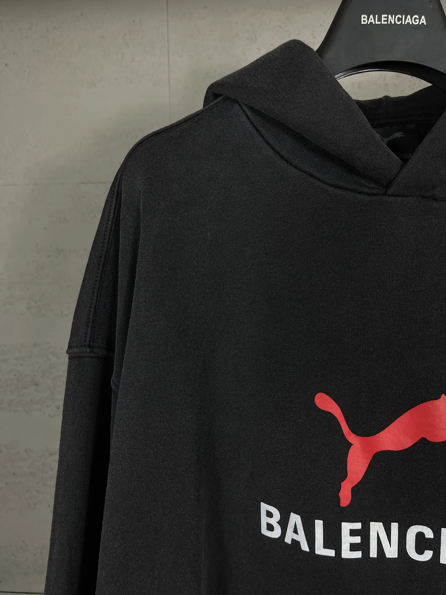 🅿️320 real photos [Top version. Official website quality] BALENCI*GA/26 new model. Paris co-branded puma series front printed washed hooded sweatshirt. SS26 latest model. Research and development at the first time, different market currencies. Comparisons welcome. The fabric is made of Paris ZP custom-woven and dyed cotton sweatshirt. Weighing 460 grams, the cloth surface is clean. The cloth pattern is clear, soft and comfortable. The threads are dyed with no color difference. The printing uses environmentally friendly imported rubber paddles, with clear letters and no burrs. Strong three-dimensional effect. Garment washing water. Jubie market currency. Welcome to compare. The version adopts OS loose shoulder design. Same style for men and women. Code: BL259920 Color: washed black, Size: XS S M L