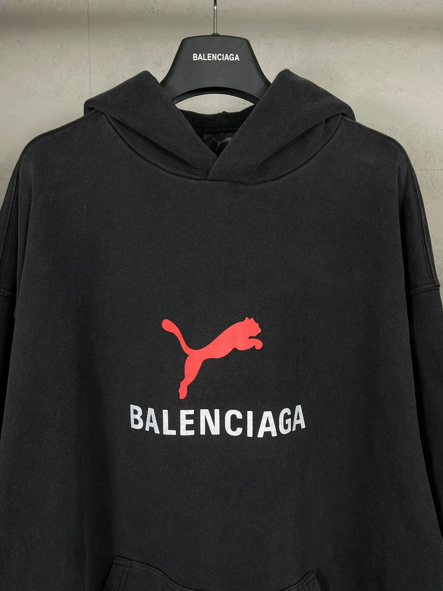 🅿️320 real photos [Top version. Official website quality] BALENCI*GA/26 new model. Paris co-branded puma series front printed washed hooded sweatshirt. SS26 latest model. Research and development at the first time, different market currencies. Comparisons welcome. The fabric is made of Paris ZP custom-woven and dyed cotton sweatshirt. Weighing 460 grams, the cloth surface is clean. The cloth pattern is clear, soft and comfortable. The threads are dyed with no color difference. The printing uses environmentally friendly imported rubber paddles, with clear letters and no burrs. Strong three-dimensional effect. Garment washing water. Jubie market currency. Welcome to compare. The version adopts OS loose shoulder design. Same style for men and women. Code: BL259920 Color: washed black, Size: XS S M L