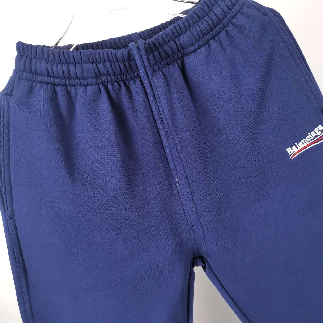 [New arrival] Top tried and tested version Balenciaga 21SS BLCG Balenciaga Wave Coke male and female couple celebrity same style pure cotton terry trousers sweatpants casual pants classic and versatile style is here! With these pants, they look perfect no matter what outfit you wear! Get it now! Customized special fabrics, ready-to-wear washable, soft and comfortable to the touch.  460 grams of dust-free sweatshirt fabric, washed and cut. Imported environmentally friendly water glue is added to the garment and washed twice to ensure consistent printing. Customized wash mark. This year's sincere shorts LOGO adopts Japanese Tajima embroidery technology, and the printing is full and meticulous. Color: Black/Grey/White/Blue Size: XS-L P:370