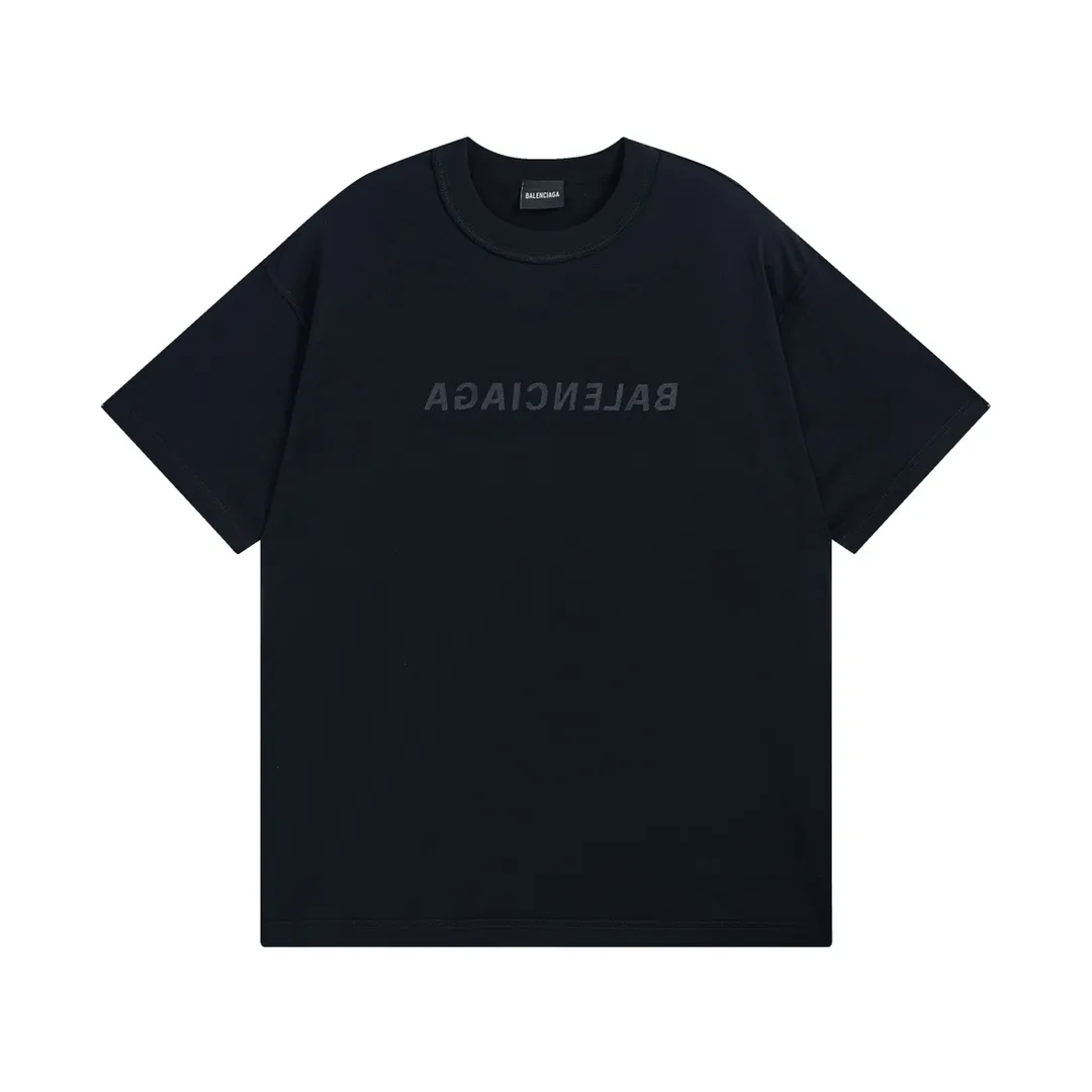 🅿️180 real photos [Top version. Official website quality] BALENCI*GA/Paris #Mirror embroidery reversible wear classic letter embroidery short-sleeved T-shirt #2023 spring and summer brick cabinet synchronization.                       The fabric is made of Paris ZP custom-woven and dyed cotton double yarn, weighing 260 grams. The cloth surface is clean. The cloth pattern is clear, soft and comfortable. The threads are dyed with no color difference. The classic letters are embroidered with an imported embroidery machine. The letters are clear and the effect is three-dimensional, restoring the brick cabinet. The version adopts the OS loose shoulder style. The same style for men and women. Coding: BL223098 Color: Black Size: XS to L