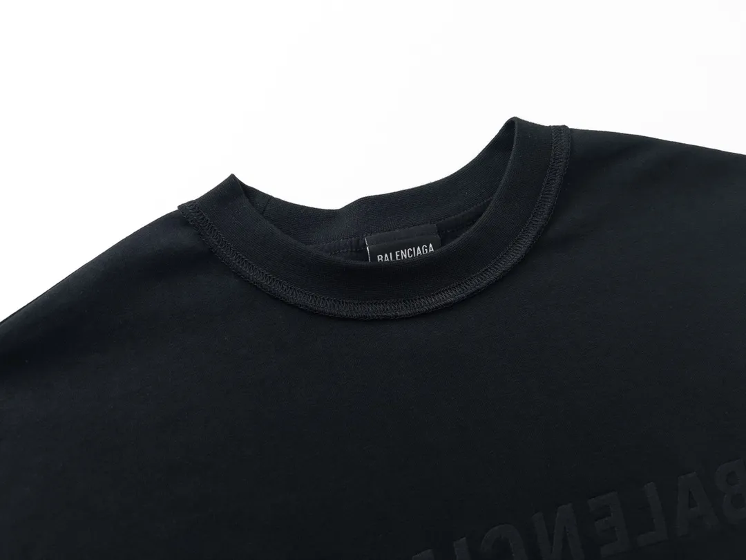 🅿️180 real photos [Top version. Official website quality] BALENCI*GA/Paris #Mirror embroidery reversible wear classic letter embroidery short-sleeved T-shirt #2023 spring and summer brick cabinet synchronization.                       The fabric is made of Paris ZP custom-woven and dyed cotton double yarn, weighing 260 grams. The cloth surface is clean. The cloth pattern is clear, soft and comfortable. The threads are dyed with no color difference. The classic letters are embroidered with an imported embroidery machine. The letters are clear and the effect is three-dimensional, restoring the brick cabinet. The version adopts the OS loose shoulder style. The same style for men and women. Coding: BL223098 Color: Black Size: XS to L