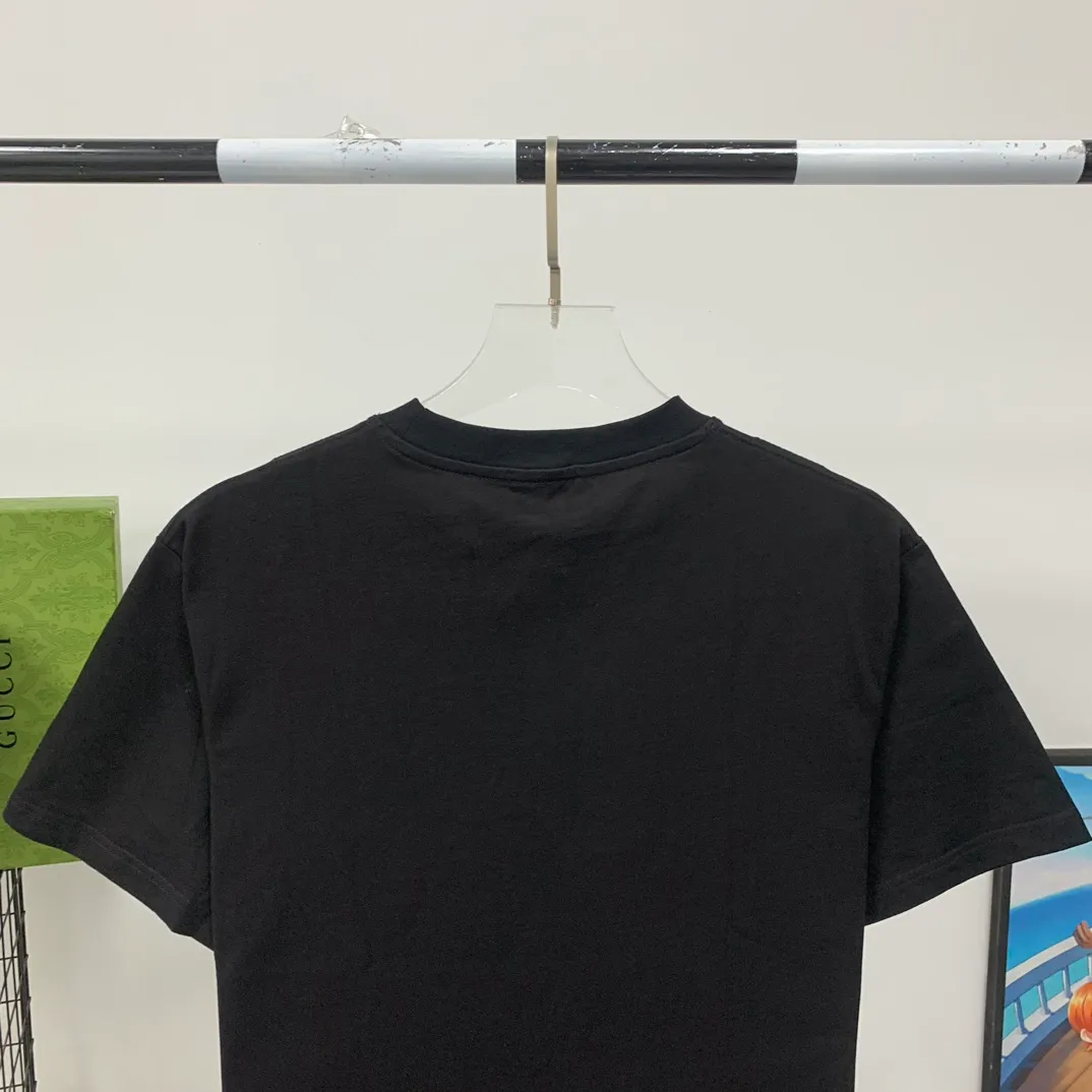 [New arrival] The top tried version BALENCIAGA ✘ Supreme 23Ss joint printed T-shirt short sleeves [2023. The new BALENCIAGA ✘ Supreme launches its first joint series] BALENCIAGA and Supreme launch related joint products. The 2023 spring and summer series will be with you, and it will be possible to once again create the highlight moment of Louis Vuitton x Supreme in 2017. The latest exclusive customized co-branded accessories on the entire network, exclusive co-branded packaging boxes, main mark, hangtag and packaging are all different from other models on the market. The side flag mark is exclusively customized for this collaboration, with double logo red mark, the same style for men and women!  Color Black White Khaki Size XS S M L P:260