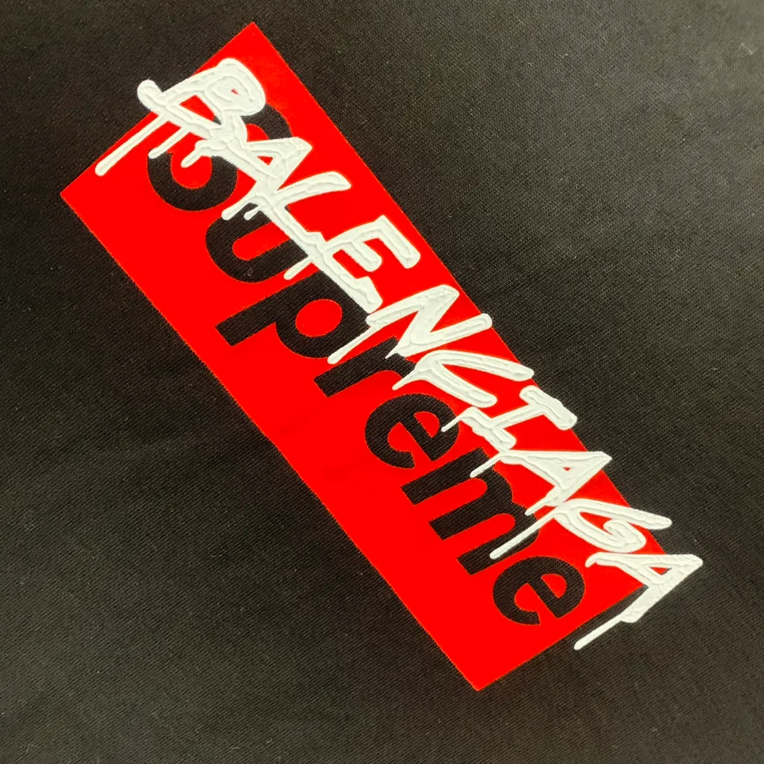 [New arrival] The top tried version BALENCIAGA ✘ Supreme 23Ss joint printed T-shirt short sleeves [2023. The new BALENCIAGA ✘ Supreme launches its first joint series] BALENCIAGA and Supreme launch related joint products. The 2023 spring and summer series will be with you, and it will be possible to once again create the highlight moment of Louis Vuitton x Supreme in 2017. The latest exclusive customized co-branded accessories on the entire network, exclusive co-branded packaging boxes, main mark, hangtag and packaging are all different from other models on the market. The side flag mark is exclusively customized for this collaboration, with double logo red mark, the same style for men and women!  Color Black White Khaki Size XS S M L P:260