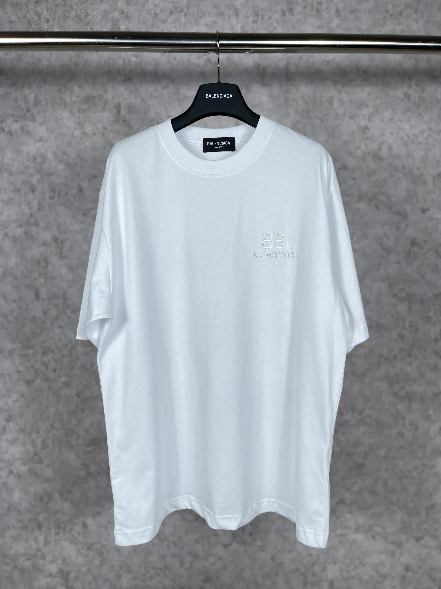 🅿️166 Actual pictures [Top version. Official website quality] BALENCIAGA/Balenciaga BB luminous graffiti short-sleeved T-shirt on the back. The fabric is made of Paris ZP custom-woven and dyed pure cotton with double yarn. The weight is 260 grams. The cloth surface is clean. The cloth pattern is clear, soft and comfortable. The ribbing is dyed with no color difference. The classic pattern printing uses environmentally friendly imported glue, and the precise dot screen has a luminous effect. The process is complex. The classic LOGO on the front is embroidered with an imported Tajima embroidery machine. It is three-dimensional and neat, with clear letters. No burrs. Strong three-dimensional effect. It is the currency of different markets, welcome to compare. The version adopts OS loose shoulder design. Same style for men and women. Code: BL223020 Color: White. Black. Size: XS-L