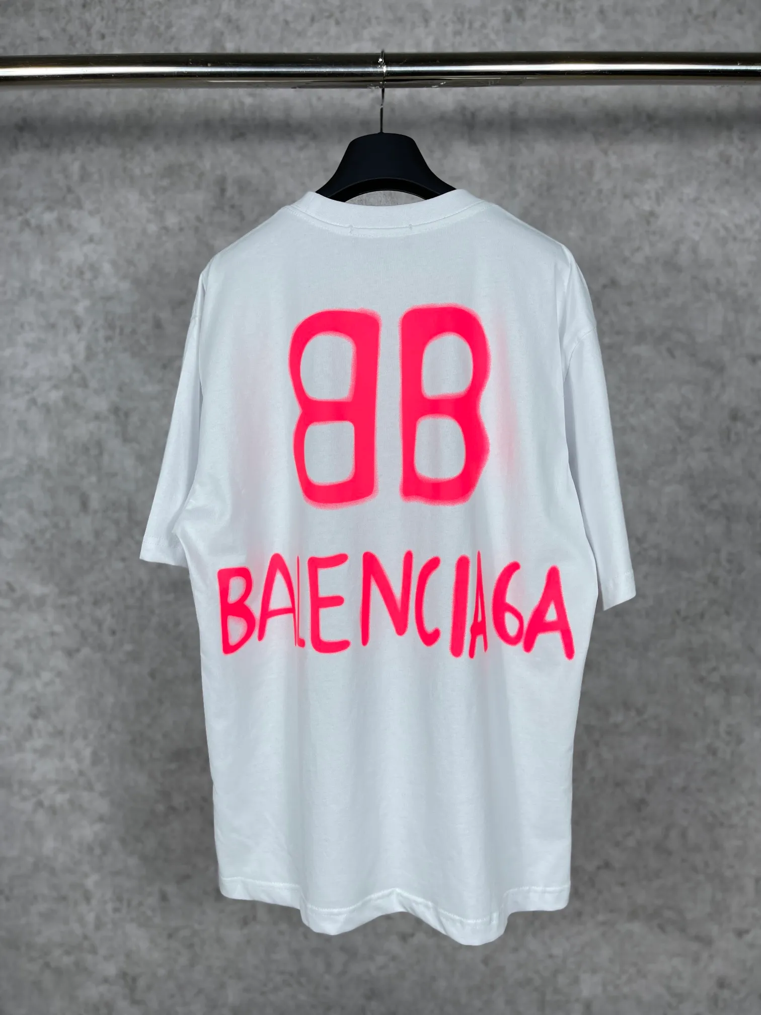 🅿️166 Actual pictures [Top version. Official website quality] BALENCIAGA/Balenciaga BB luminous graffiti short-sleeved T-shirt on the back. The fabric is made of Paris ZP custom-woven and dyed pure cotton with double yarn. The weight is 260 grams. The cloth surface is clean. The cloth pattern is clear, soft and comfortable. The ribbing is dyed with no color difference. The classic pattern printing uses environmentally friendly imported glue, and the precise dot screen has a luminous effect. The process is complex. The classic LOGO on the front is embroidered with an imported Tajima embroidery machine. It is three-dimensional and neat, with clear letters. No burrs. Strong three-dimensional effect. It is the currency of different markets, welcome to compare. The version adopts OS loose shoulder design. Same style for men and women. Code: BL223020 Color: White. Black. Size: XS-L