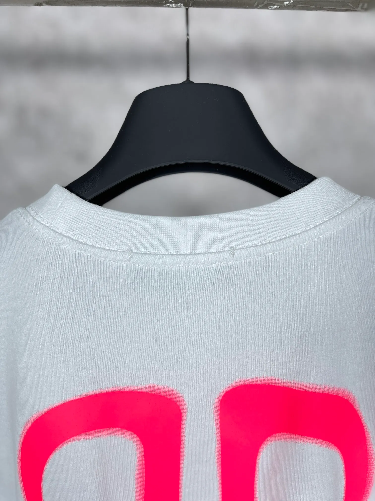 🅿️166 Actual pictures [Top version. Official website quality] BALENCIAGA/Balenciaga BB luminous graffiti short-sleeved T-shirt on the back. The fabric is made of Paris ZP custom-woven and dyed pure cotton with double yarn. The weight is 260 grams. The cloth surface is clean. The cloth pattern is clear, soft and comfortable. The ribbing is dyed with no color difference. The classic pattern printing uses environmentally friendly imported glue, and the precise dot screen has a luminous effect. The process is complex. The classic LOGO on the front is embroidered with an imported Tajima embroidery machine. It is three-dimensional and neat, with clear letters. No burrs. Strong three-dimensional effect. It is the currency of different markets, welcome to compare. The version adopts OS loose shoulder design. Same style for men and women. Code: BL223020 Color: White. Black. Size: XS-L