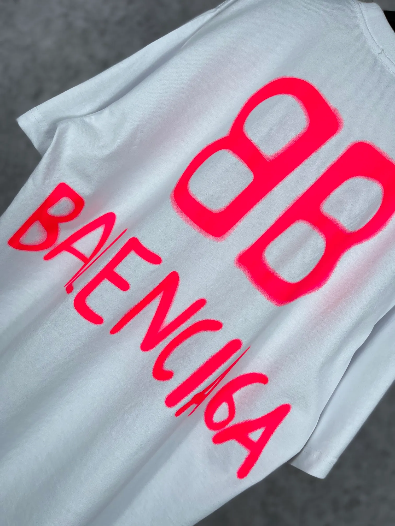 🅿️166 Actual pictures [Top version. Official website quality] BALENCIAGA/Balenciaga BB luminous graffiti short-sleeved T-shirt on the back. The fabric is made of Paris ZP custom-woven and dyed pure cotton with double yarn. The weight is 260 grams. The cloth surface is clean. The cloth pattern is clear, soft and comfortable. The ribbing is dyed with no color difference. The classic pattern printing uses environmentally friendly imported glue, and the precise dot screen has a luminous effect. The process is complex. The classic LOGO on the front is embroidered with an imported Tajima embroidery machine. It is three-dimensional and neat, with clear letters. No burrs. Strong three-dimensional effect. It is the currency of different markets, welcome to compare. The version adopts OS loose shoulder design. Same style for men and women. Code: BL223020 Color: White. Black. Size: XS-L