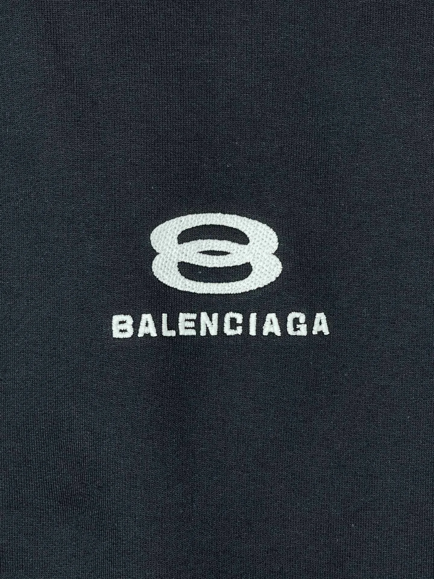 🅿️260 real photos [Top version. Official website quality] BALENCI*GA/Paris BALENCI*GA# new model, double-ring LOGO classic embroidery round neck David clothing and brick cabinet synchronization. Welcome to compare. The fabric is made of Paris ZP custom-woven and dyed cotton sweatshirt. The weight is 460 grams. The cloth surface is clean. The cloth pattern is clear. It is soft and comfortable. It has good color fastness and is not easy to change color. The threads are woven and dyed with no color difference. The embroidery uses Tajima embroidery machine, the letters are three-dimensional, and the brick cabinet is restored. The version adopts OS loose shoulder style. Same style for men and women. Code: BL235586 Color: gray blue Size: XS S M L