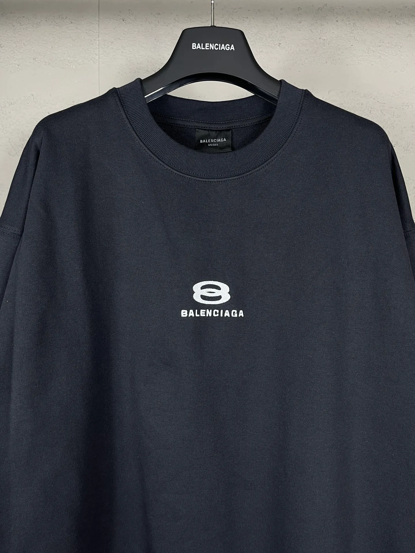 🅿️260 real photos [Top version. Official website quality] BALENCI*GA/Paris BALENCI*GA# new model, double-ring LOGO classic embroidery round neck David clothing and brick cabinet synchronization. Welcome to compare. The fabric is made of Paris ZP custom-woven and dyed cotton sweatshirt. The weight is 460 grams. The cloth surface is clean. The cloth pattern is clear. It is soft and comfortable. It has good color fastness and is not easy to change color. The threads are woven and dyed with no color difference. The embroidery uses Tajima embroidery machine, the letters are three-dimensional, and the brick cabinet is restored. The version adopts OS loose shoulder style. Same style for men and women. Code: BL235586 Color: gray blue Size: XS S M L