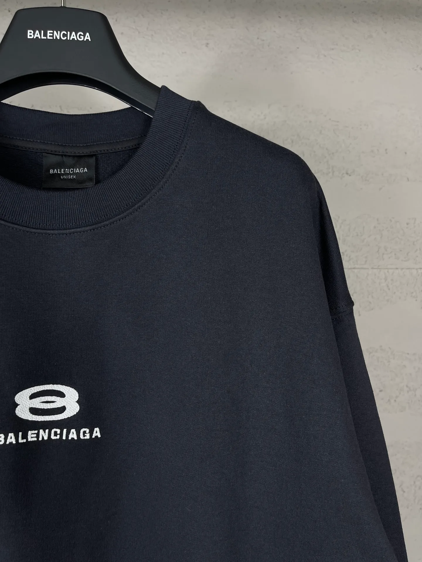 🅿️260 real photos [Top version. Official website quality] BALENCI*GA/Paris BALENCI*GA# new model, double-ring LOGO classic embroidery round neck David clothing and brick cabinet synchronization. Welcome to compare. The fabric is made of Paris ZP custom-woven and dyed cotton sweatshirt. The weight is 460 grams. The cloth surface is clean. The cloth pattern is clear. It is soft and comfortable. It has good color fastness and is not easy to change color. The threads are woven and dyed with no color difference. The embroidery uses Tajima embroidery machine, the letters are three-dimensional, and the brick cabinet is restored. The version adopts OS loose shoulder style. Same style for men and women. Code: BL235586 Color: gray blue Size: XS S M L