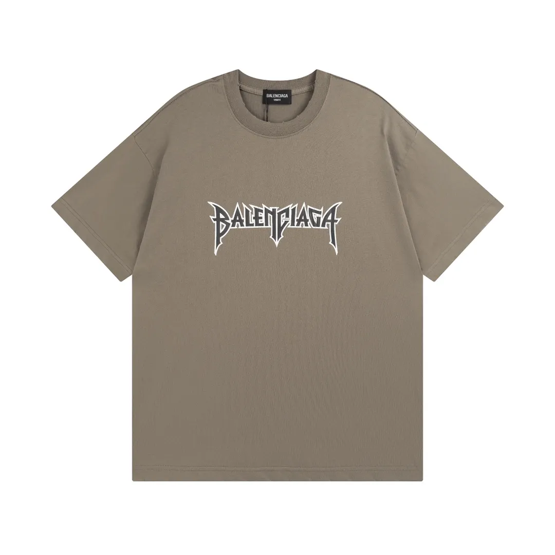 🅿️180 Detailed Pictures [Top version. Official website quality] BALENCI*GA/Paris. Lightning letter straight crack printed frayed distressed short-sleeved T-shirt. Brick cabinet synchronization. The fabric is made of Paris ZP custom-woven and dyed 100% cotton double yarn compact cotton. The weight is 260 grams, the cloth surface is clean. The cloth pattern is clear, soft and comfortable. The threads are dyed with no color difference. The classic pattern is printed with environmentally friendly imported tensile materials and precision printing screens. The letters are clear and the effect is three-dimensional. The ready-made clothes are hand-painted and restored to ZP, the ready-made clothes are worn and the brick cabinets are restored. Different market currency, welcome to compare, the version adopts OS loose shoulder version. Same style for men and women Coding: BL223011 Color: black. Beige. Brown Size: XS S M L