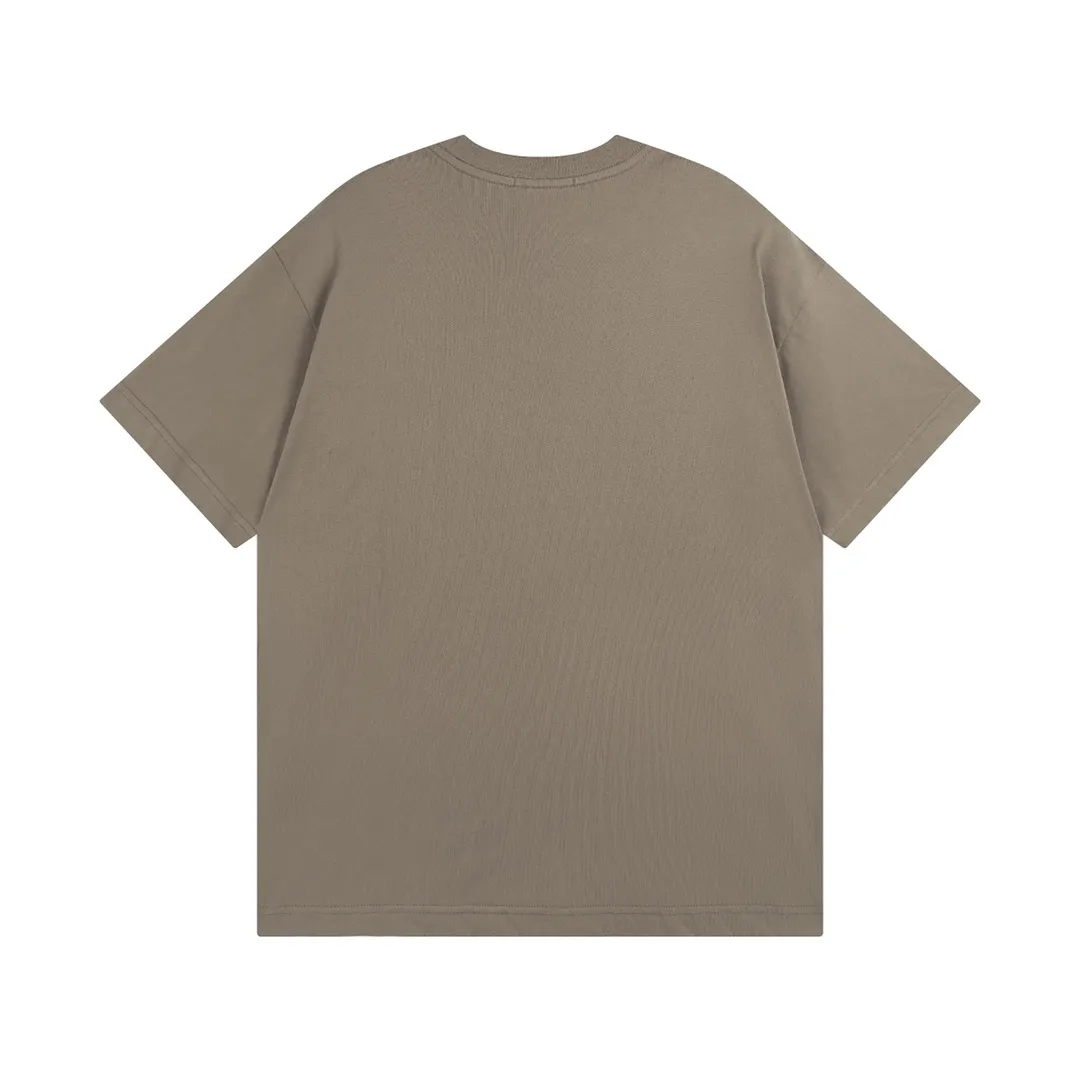 🅿️180 Detailed Pictures [Top version. Official website quality] BALENCI*GA/Paris. Lightning letter straight crack printed frayed distressed short-sleeved T-shirt. Brick cabinet synchronization. The fabric is made of Paris ZP custom-woven and dyed 100% cotton double yarn compact cotton. The weight is 260 grams, the cloth surface is clean. The cloth pattern is clear, soft and comfortable. The threads are dyed with no color difference. The classic pattern is printed with environmentally friendly imported tensile materials and precision printing screens. The letters are clear and the effect is three-dimensional. The ready-made clothes are hand-painted and restored to ZP, the ready-made clothes are worn and the brick cabinets are restored. Different market currency, welcome to compare, the version adopts OS loose shoulder version. Same style for men and women Coding: BL223011 Color: black. Beige. Brown Size: XS S M L