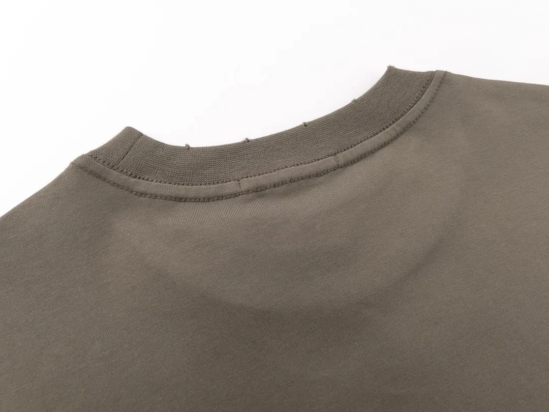 🅿️180 Detailed Pictures [Top version. Official website quality] BALENCI*GA/Paris. Lightning letter straight crack printed frayed distressed short-sleeved T-shirt. Brick cabinet synchronization. The fabric is made of Paris ZP custom-woven and dyed 100% cotton double yarn compact cotton. The weight is 260 grams, the cloth surface is clean. The cloth pattern is clear, soft and comfortable. The threads are dyed with no color difference. The classic pattern is printed with environmentally friendly imported tensile materials and precision printing screens. The letters are clear and the effect is three-dimensional. The ready-made clothes are hand-painted and restored to ZP, the ready-made clothes are worn and the brick cabinets are restored. Different market currency, welcome to compare, the version adopts OS loose shoulder version. Same style for men and women Coding: BL223011 Color: black. Beige. Brown Size: XS S M L