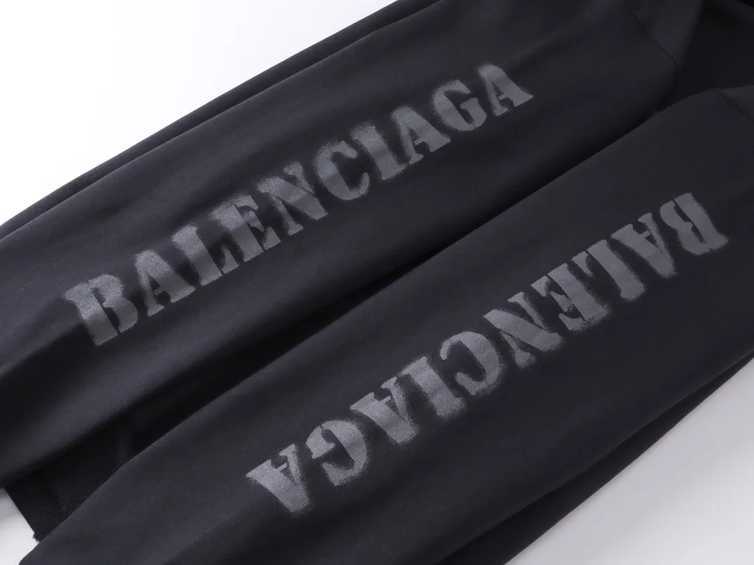 🅿️330 real photos [Top version. Official website quality] BALENCI*GA/Paris. 2024 new style blurred letter LOGO printed ready-to-wear wash-worn hooded sweatshirt. Brick cabinets are synchronized. Genuine products are developed at the first time, and you can print and compare! The fabric is made of Paris ZP custom-woven and dyed cotton terry sweatshirt. Weighing 460 grams, the cloth surface is clean. The cloth pattern is clear, soft and comfortable. The threads are dyed with no color difference. The classic LOGO is printed with environmentally friendly imported materials and dot direct printing technology, with a three-dimensional effect. Restored brick cabinet. Ready-made clothes are worn and worn, different market currency, welcome to compare, the version adopts OS loose shoulder version. Same style for men and women Coding: BL238918 Color: Gray Blue Size: XS S M L