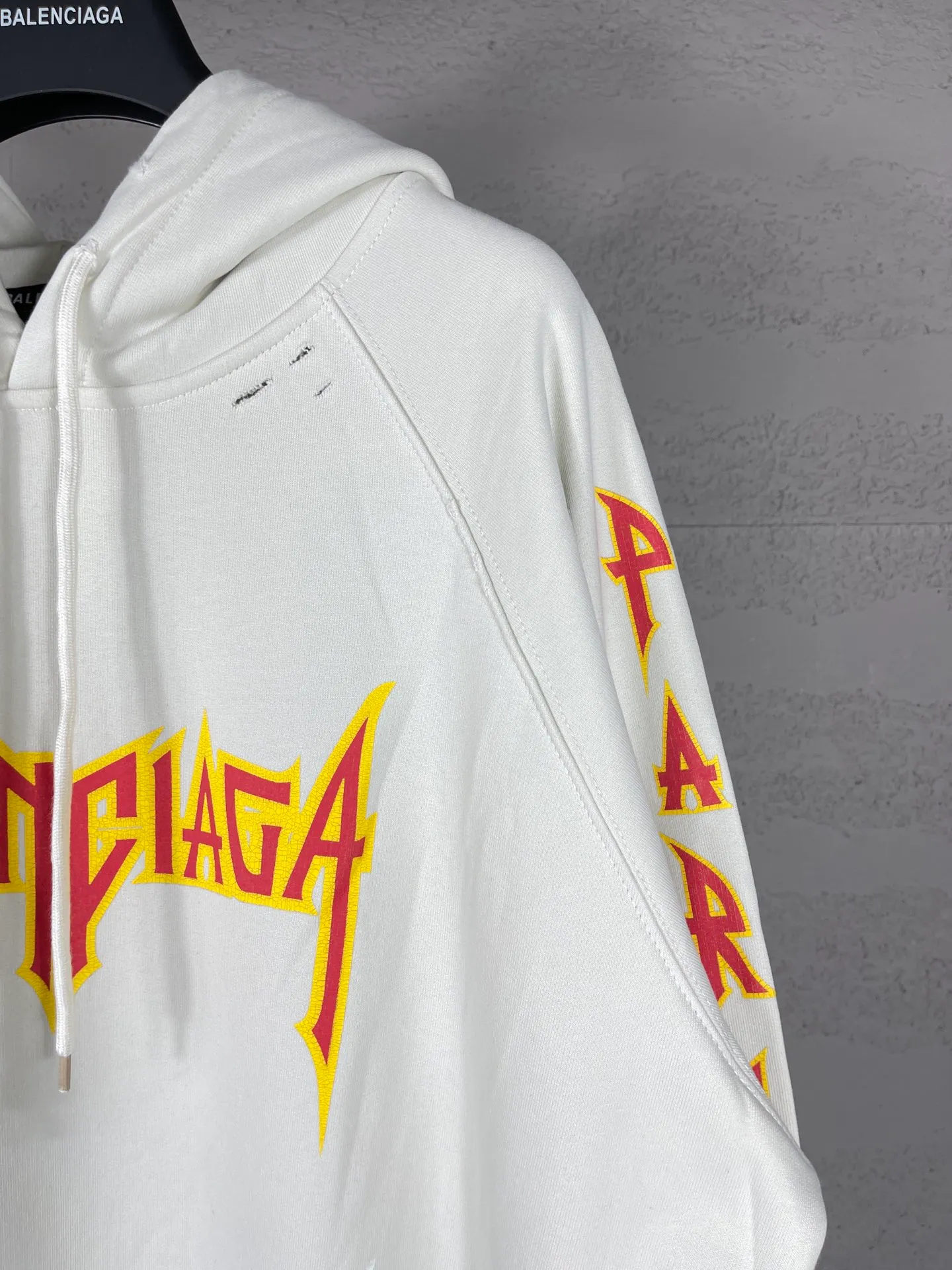 🅿️316 real photos [Top version. Official website quality] BALENCI*GA/Paris. Classic style. 23SS#BALENCI*GA# Ready-to-wear distressed. Hand-worn. Hand-painted, limited edition rock band printed hooded long-sleeved sweatshirt. Synchronized with brick cabinets in autumn and winter. The fabric is made of Paris ZP custom-woven and dyed cotton sweatshirt, with a net weight of 450 grams. The cloth surface is clean. The cloth pattern is clear, soft and comfortable. The threads are woven and dyed with no color difference. The classic letter LOGO uses precision stencils, imported environmentally friendly rubber paddles, and crackle printing, with a three-dimensional effect. The hem is hand-painted, restoring the brick cabinet, and the version adopts the OS loose shoulder style. Same style for men and women. Code: BL238057 Color: black, coffee, beige. Size: XS S M L