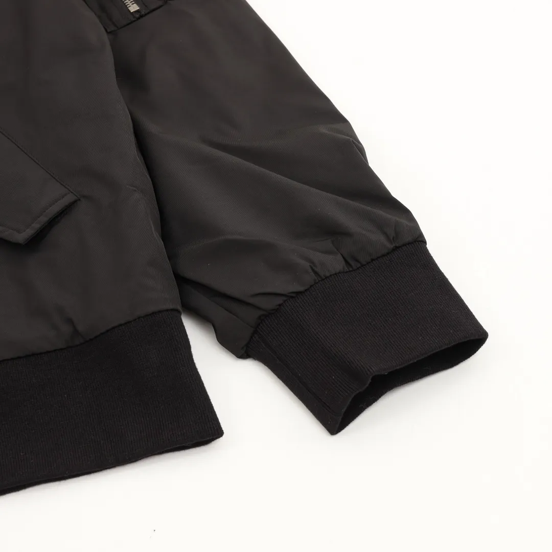 🅿️570 Balenciaga/Balenciaga patch bomber jacket. Customized dense-pore cold-pressed fiber nylon fabric and velvet cloud cotton sheet inside. Full texture, thick and solid. Every inch contains heavy warmth. It is based on pure black to support all edges. Slightly dropped shoulder silhouette to accommodate the body shape. Gilt lion emblem patch embellishments on the chest. It continues the identity identification function of the badge. It is a silent statement when worn on the body. The lining and filling design highlight the wrapping effect, cleverly integrating the warmth of cotton clothing with the aesthetics of life, leading the trend in the name of design! Size: XS-L