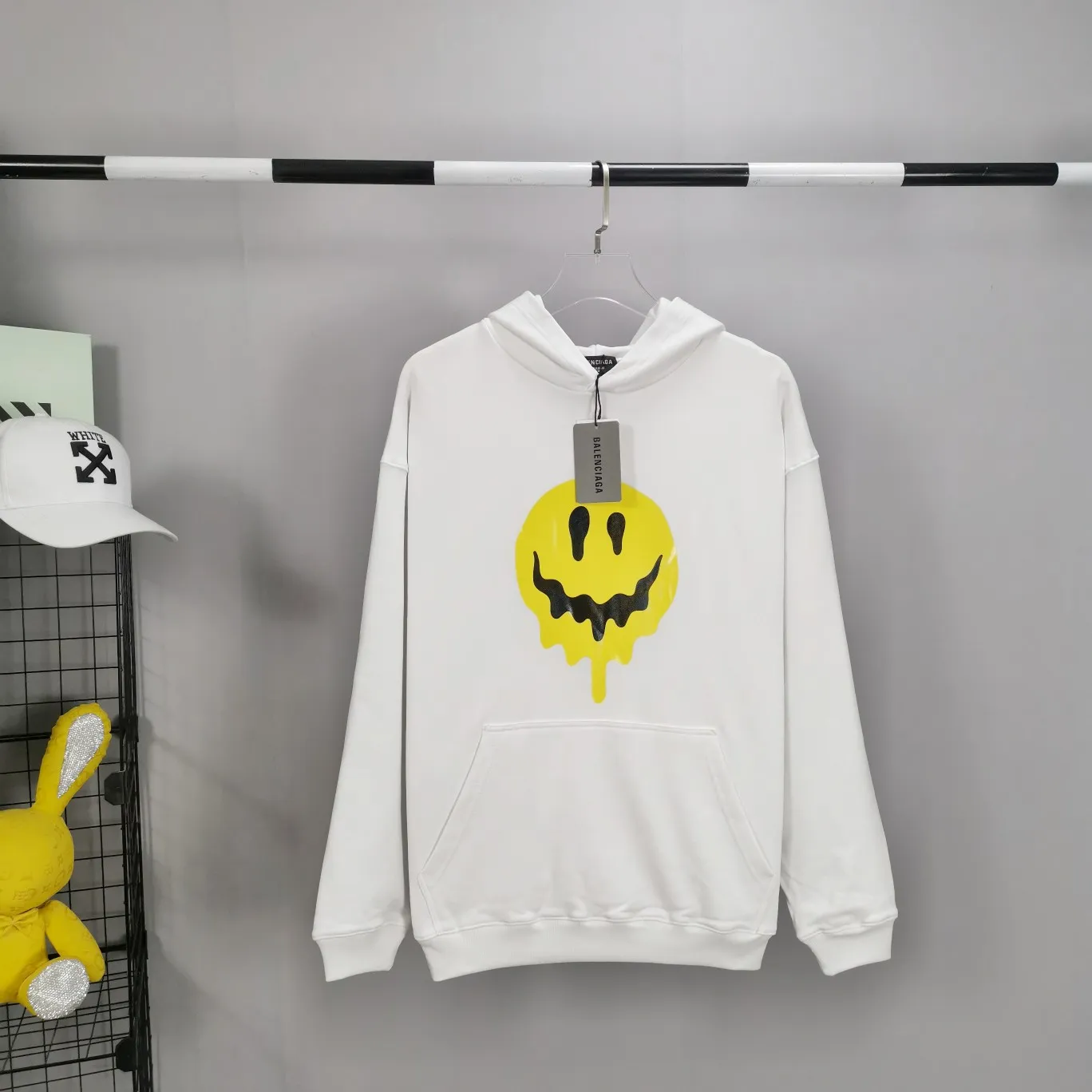 Top tested version BALENCIAGA yellow dissolving smiley back skull scissor hand logo Balenciaga male and female couple loose cotton autumn and winter hoodie hooded sweatshirt 100% original development of special printing technology, embroidery design, fabric, version. The fabric is made of 480g combed cotton fabric, which is full of drape, warm and comfortable! Melting smiley face printing on the front panel: It mainly uses extremely green and environmentally friendly printing silica gel. Silica gel is a highly active adsorption material and is an amorphous substance. Insoluble in water and any solvent, non-toxic and odorless. Special transparent glue is printed on the surface, which has the original viscosity effect. The high transparency does not affect the color glue effect. Back panel skull pattern embroidery: The embroidery thread is made of mercerized material, which is more flexible and glossy than ordinary embroidery thread. The front and rear craftsmanship is restored 1V1, and the version has a classic dropped shoulder oversize design. Color: Black White Size: XS-L P:470