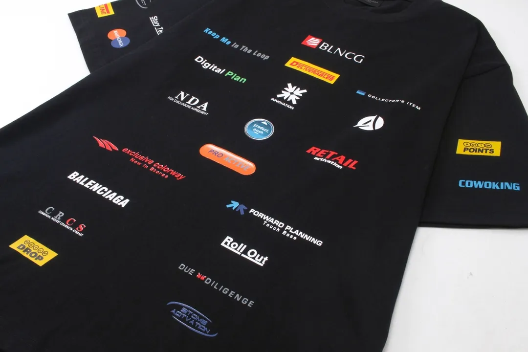 🅿️200 detailed pictures [Top version. Official website quality] BALENCI*GA/Paris. Multi-element trademark LOGO short-sleeved T-shirt 2024 new style. All pattern details, colors, Y boards are customized, and the brick cabinets are synchronized. Genuine products are developed at the first time, and you can print and compare! The fabric is made of Paris ZP custom-woven and dyed cotton double yarn. Weighing 260 grams, the cloth surface is clean. The cloth pattern is clear, soft and comfortable. The threads are dyed with no color difference. The printing uses environmentally friendly imported materials, the letters are clear and the effect is three-dimensional. The version adopts OS loose shoulder design. Same style for men and women. Code: BL223362 Color: black, white Size: XS to L