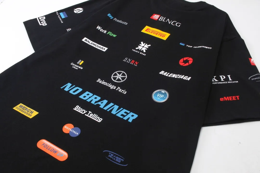 🅿️200 detailed pictures [Top version. Official website quality] BALENCI*GA/Paris. Multi-element trademark LOGO short-sleeved T-shirt 2024 new style. All pattern details, colors, Y boards are customized, and the brick cabinets are synchronized. Genuine products are developed at the first time, and you can print and compare! The fabric is made of Paris ZP custom-woven and dyed cotton double yarn. Weighing 260 grams, the cloth surface is clean. The cloth pattern is clear, soft and comfortable. The threads are dyed with no color difference. The printing uses environmentally friendly imported materials, the letters are clear and the effect is three-dimensional. The version adopts OS loose shoulder design. Same style for men and women. Code: BL223362 Color: black, white Size: XS to L
