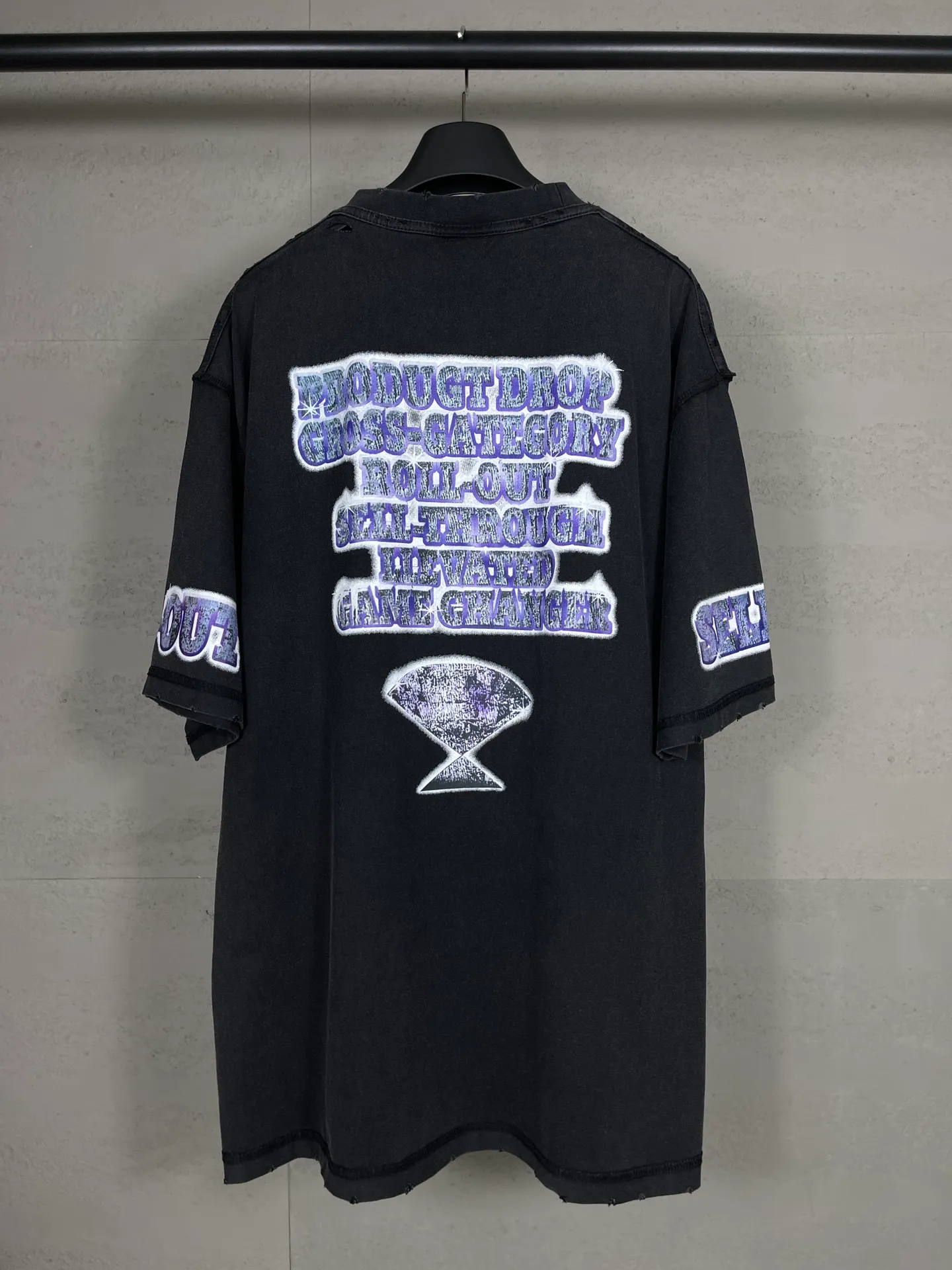 🅿️200 real photos [Top version. Official website quality] BALENCI*GA/Paris. 2024. SEENOWBUYNOW new model. Large LOGO on the front, back, left and right sleeves, direct-injection printing, washed T-shirt, using reverse bottom method, brick cabinet synchronization. Genuine product developed at the first time, welcome to compare! The fabric is made of Paris ZP custom-woven and dyed cotton double yarn. Weighing 260 grams, the cloth surface is clean. The cloth pattern is clear, soft and comfortable. The threads are dyed with no color difference. The classic LOGO is printed using imported machine-made white ink direct printing. The letters are clear and the effect is three-dimensional. Restore the brick cabinet. Different market currency, welcome to compare, the version adopts OS loose shoulder version. Same style for men and women Coding: BL223353 Color: Washed black Size: XS to L