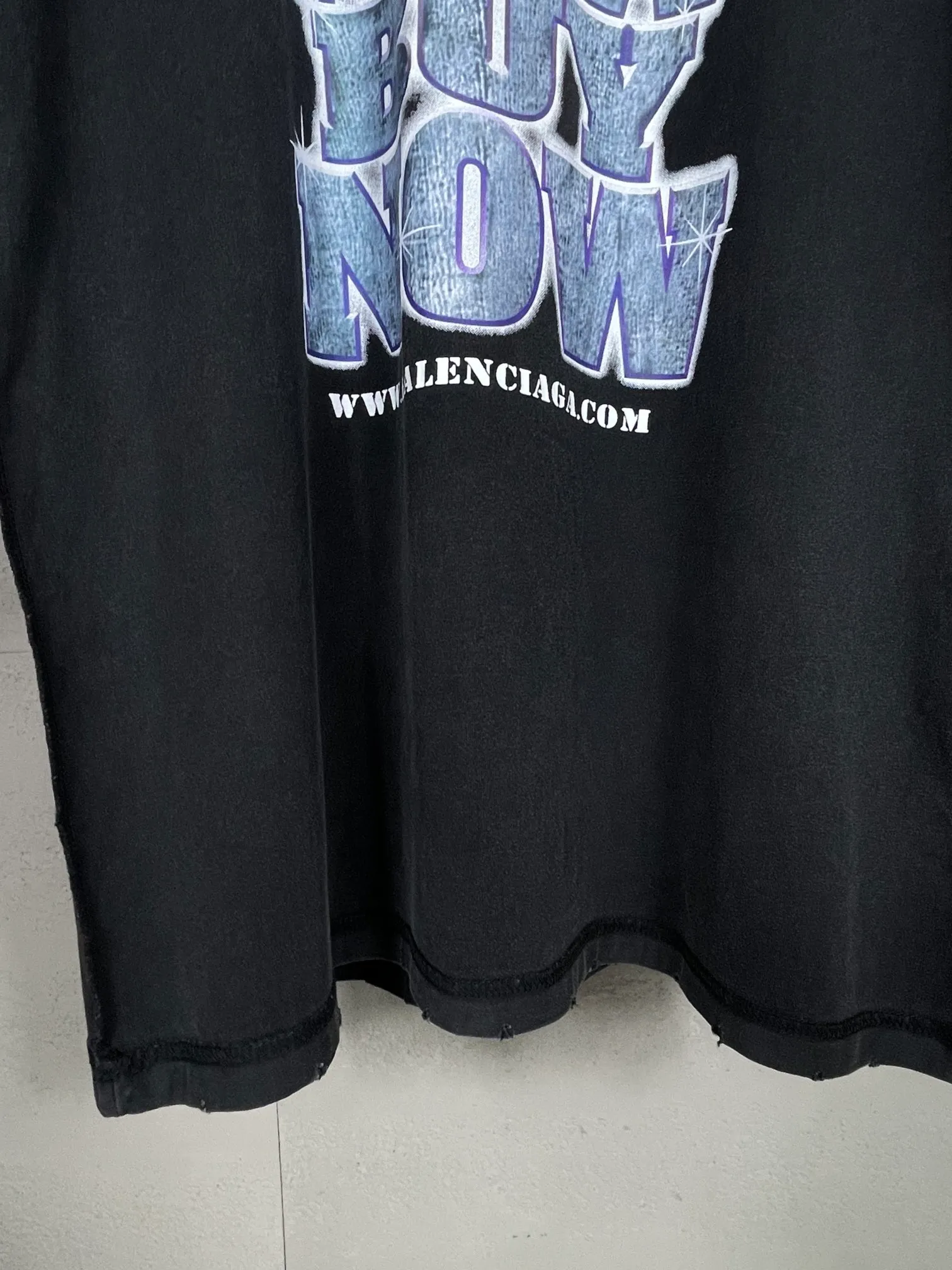 🅿️200 real photos [Top version. Official website quality] BALENCI*GA/Paris. 2024. SEENOWBUYNOW new model. Large LOGO on the front, back, left and right sleeves, direct-injection printing, washed T-shirt, using reverse bottom method, brick cabinet synchronization. Genuine product developed at the first time, welcome to compare! The fabric is made of Paris ZP custom-woven and dyed cotton double yarn. Weighing 260 grams, the cloth surface is clean. The cloth pattern is clear, soft and comfortable. The threads are dyed with no color difference. The classic LOGO is printed using imported machine-made white ink direct printing. The letters are clear and the effect is three-dimensional. Restore the brick cabinet. Different market currency, welcome to compare, the version adopts OS loose shoulder version. Same style for men and women Coding: BL223353 Color: Washed black Size: XS to L