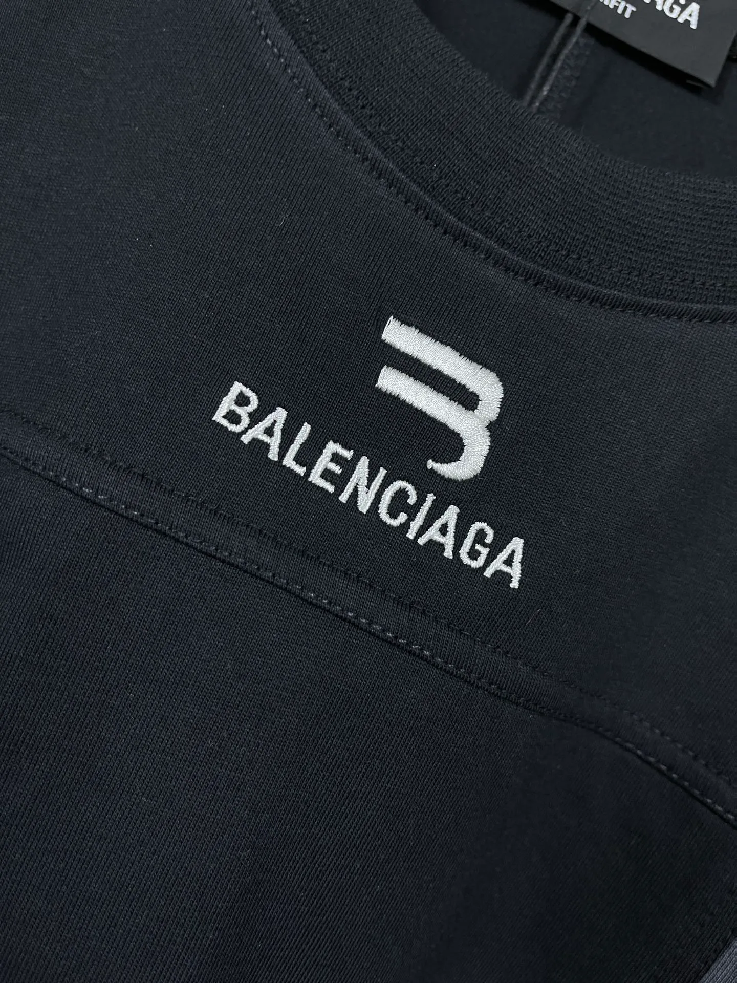 🅿️240 real photos [Top version. Official website quality] BALENCI*GA/Paris#Classic LOGO embroidered on the chest multi-position short-sleeved T-shirt#Brick cabinet synchronization The fabric is made of Paris ZP custom-woven and dyed cotton double yarn. Weighing 260 grams, the cloth surface is clean. The cloth pattern is clear, soft and comfortable. The threads are dyed with no color difference. The classic pattern embroidery uses imported Tajima embroidery machines, and the letters are three-dimensional and neat. Multi-position splicing. Double-needle crimping. The process is extremely complex. Different market currencies, welcome to compare. The version adopts OS loose shoulder style. Same style for men and women. Code: BL223016 Color: black gray. Royal blue Size: XS to L