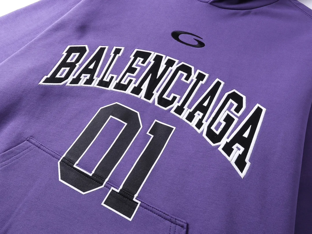 🅿️350 Actual pictures [Top version. Official website quality] BALENCI*GA/Paris.SS25 latest basketball uniform embroidered printed hooded long-sleeved sweatshirt. The front embroidery is embroidered and printed using a Tajima computer embroidery machine, the lower left corner is stamped, and the back piece is printed. The brick cabinets are synchronized. The authentic product is developed at the first time. The fabric is made of Paris ZP custom-woven and dyed cotton sweatshirt. Weighing 460 grams, the cloth surface is clean. The cloth pattern is clear, soft and comfortable. The threads are dyed with no color difference. The printing uses environmentally friendly imported materials, the letters are clear and the effect is three-dimensional. The version adopts OS loose shoulder design. Same style for men and women. Code: BL258959 Color: Black Purple Blue Green Size: XS S M L