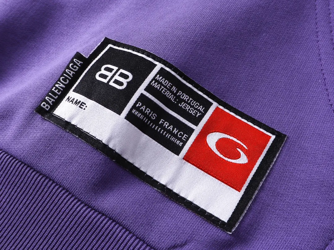 🅿️350 Actual pictures [Top version. Official website quality] BALENCI*GA/Paris.SS25 latest basketball uniform embroidered printed hooded long-sleeved sweatshirt. The front embroidery is embroidered and printed using a Tajima computer embroidery machine, the lower left corner is stamped, and the back piece is printed. The brick cabinets are synchronized. The authentic product is developed at the first time. The fabric is made of Paris ZP custom-woven and dyed cotton sweatshirt. Weighing 460 grams, the cloth surface is clean. The cloth pattern is clear, soft and comfortable. The threads are dyed with no color difference. The printing uses environmentally friendly imported materials, the letters are clear and the effect is three-dimensional. The version adopts OS loose shoulder design. Same style for men and women. Code: BL258959 Color: Black Purple Blue Green Size: XS S M L