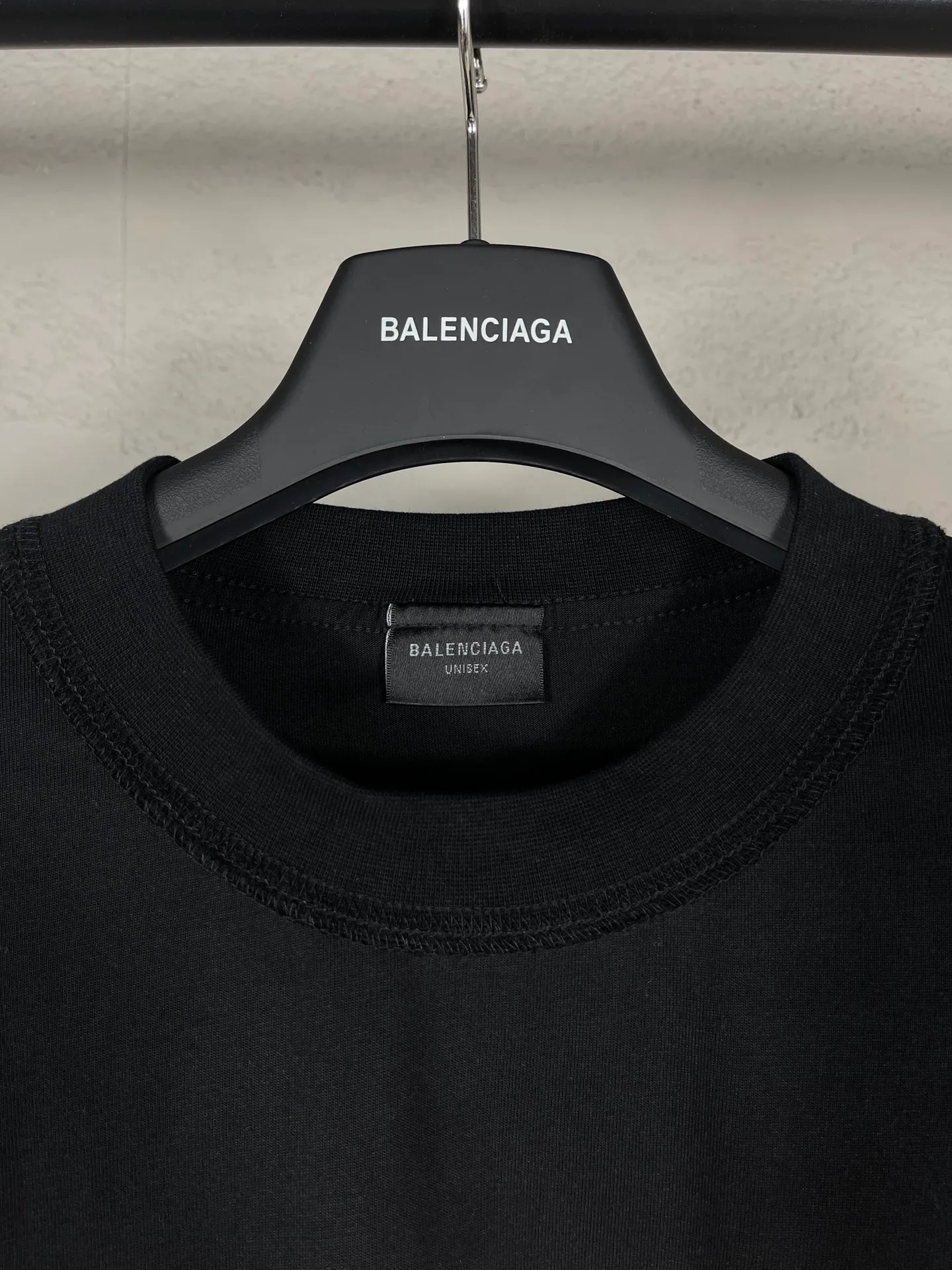 🅿️190 real photos [Top version. Official website quality] BALENCI*GA/Paris. 24SS latest rainbow direct-injection short-sleeved T-shirt, all pattern details and colors are customized on Y-board, brick cabinets are synchronized. Genuine products are developed in the first time, enjoy printing and comparison! The fabric is made of Paris ZP custom-woven and dyed cotton double yarn. Weighing 260 grams, the cloth surface is clean. The cloth pattern is clear, soft and comfortable. The threads are dyed with no color difference. The printing uses environmentally friendly imported materials for direct printing, and the color and gloss are consistent with the original product. The garments are worn out. The version adopts OS loose shoulder design. Same style for men and women. Code: BL223380 Color: black Size: XS to L