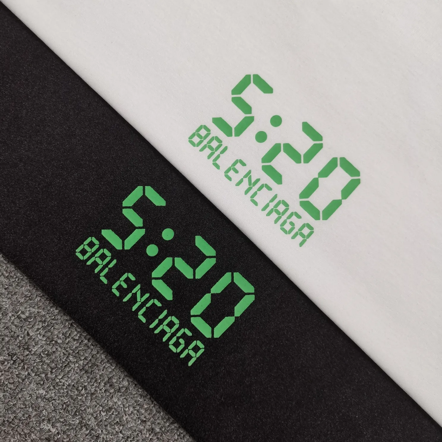 [New top version] BALENCIAGA 520 limited capsule series I love you luminous 5:20 same fashion brand pure cotton loose breathable short sleeves for male and female couples. The fluorescent font on the chest particularly highlights the theme of this short sleeve. Obvious, naked expression. The printing uses collar glue technology, and fluorescent powder is added in proportion to the glue. When the printing is heated and exposed to ultraviolet light, a luminous effect can appear. The fabric of the clothes, black and white, has been washed. The fabric is made of 26S 280g pure cotton fabric. The black color has been fried with snowflakes and distressed. Original and consistent craftsmanship! Color: Washed Black White Size: XS-L P:240