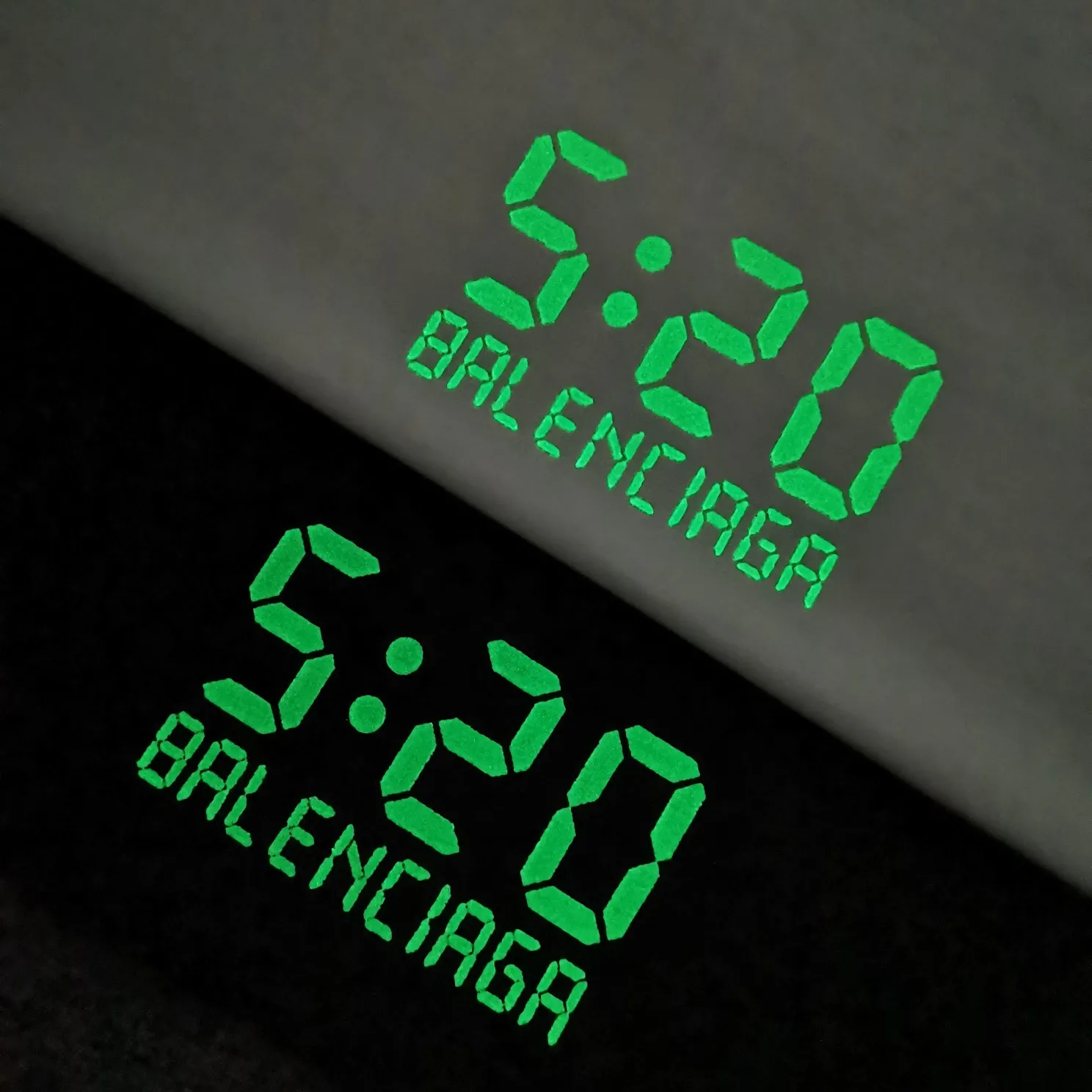[New top version] BALENCIAGA 520 limited capsule series I love you luminous 5:20 same fashion brand pure cotton loose breathable short sleeves for male and female couples. The fluorescent font on the chest particularly highlights the theme of this short sleeve. Obvious, naked expression. The printing uses collar glue technology, and fluorescent powder is added in proportion to the glue. When the printing is heated and exposed to ultraviolet light, a luminous effect can appear. The fabric of the clothes, black and white, has been washed. The fabric is made of 26S 280g pure cotton fabric. The black color has been fried with snowflakes and distressed. Original and consistent craftsmanship! Color: Washed Black White Size: XS-L P:240