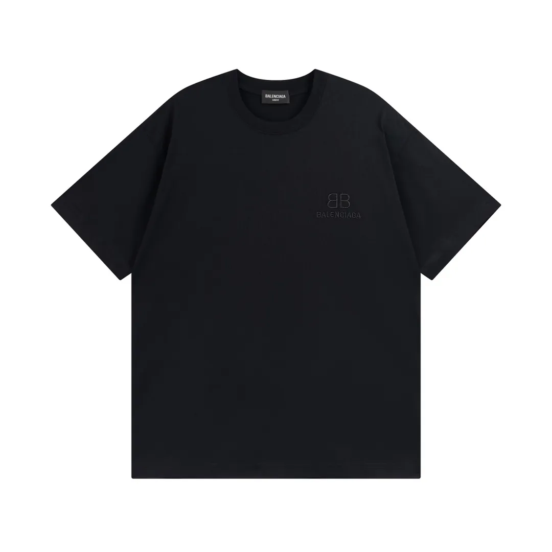 🅿️166 Detailed picture [Top version. Official website quality] BALENCIAGA/Balenciaga BB luminous graffiti short-sleeved T-shirt on the back. The fabric is made of Paris ZP custom-woven and dyed pure cotton with double yarn. The weight is 260 grams. The cloth surface is clean. The cloth pattern is clear, soft and comfortable. The ribbing is dyed with no color difference. The classic pattern printing uses environmentally friendly imported glue, and the precise dot screen has a luminous effect. The process is complex. The classic LOGO on the front is embroidered with an imported Tajima embroidery machine. It is three-dimensional and neat, with clear letters. No burrs. Strong three-dimensional effect. It is the currency of different markets, welcome to compare. The version adopts OS loose shoulder design. Same style for men and women. Code: BL223020 Color: White. Black. Size: XS-L