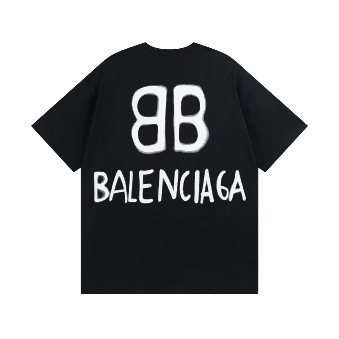 🅿️166 Detailed picture [Top version. Official website quality] BALENCIAGA/Balenciaga BB luminous graffiti short-sleeved T-shirt on the back. The fabric is made of Paris ZP custom-woven and dyed pure cotton with double yarn. The weight is 260 grams. The cloth surface is clean. The cloth pattern is clear, soft and comfortable. The ribbing is dyed with no color difference. The classic pattern printing uses environmentally friendly imported glue, and the precise dot screen has a luminous effect. The process is complex. The classic LOGO on the front is embroidered with an imported Tajima embroidery machine. It is three-dimensional and neat, with clear letters. No burrs. Strong three-dimensional effect. It is the currency of different markets, welcome to compare. The version adopts OS loose shoulder design. Same style for men and women. Code: BL223020 Color: White. Black. Size: XS-L