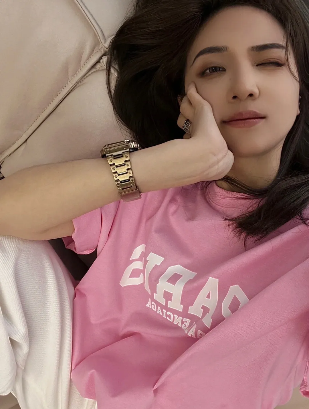♻️💯Refer to the model picture for the upper body❤️【Valentine's Day Gift】Can be paired with a gift box Balenciaga BALENCIAGA sandy pink PARIS same trendy brand pure cotton loose breathable short sleeves for male and female couples You said that after seeing this color, which girl is not attracted by it? I really love this Sha Pei powder. It took half a month to adjust the color of the fabric in a vat, just to ensure that there is no color difference at all, and to ensure that it is consistent with the counter, and there is no color difference in comparison. When a girl puts it on, the pink color is as tender as a budding cherry blossom, showing youthful vitality. The fabric is made of 26S 280g fabric, and the printing uses Kornit digital single-color direct printing, which is neat and toothless. Color: Sharpei Pink Size: XS-L P:260