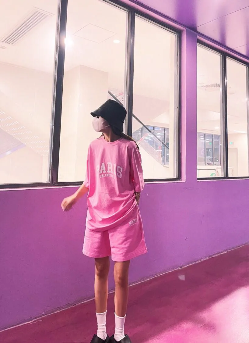 ♻️💯Refer to the model picture for the upper body❤️【Valentine's Day Gift】Can be paired with a gift box Balenciaga BALENCIAGA sandy pink PARIS same trendy brand pure cotton loose breathable short sleeves for male and female couples You said that after seeing this color, which girl is not attracted by it? I really love this Sha Pei powder. It took half a month to adjust the color of the fabric in a vat, just to ensure that there is no color difference at all, and to ensure that it is consistent with the counter, and there is no color difference in comparison. When a girl puts it on, the pink color is as tender as a budding cherry blossom, showing youthful vitality. The fabric is made of 26S 280g fabric, and the printing uses Kornit digital single-color direct printing, which is neat and toothless. Color: Sharpei Pink Size: XS-L P:260