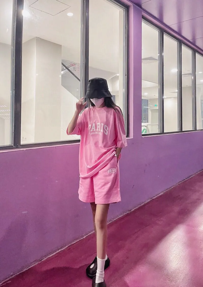 ♻️💯Refer to the model picture for the upper body❤️【Valentine's Day Gift】Can be paired with a gift box Balenciaga BALENCIAGA sandy pink PARIS same trendy brand pure cotton loose breathable short sleeves for male and female couples You said that after seeing this color, which girl is not attracted by it? I really love this Sha Pei powder. It took half a month to adjust the color of the fabric in a vat, just to ensure that there is no color difference at all, and to ensure that it is consistent with the counter, and there is no color difference in comparison. When a girl puts it on, the pink color is as tender as a budding cherry blossom, showing youthful vitality. The fabric is made of 26S 280g fabric, and the printing uses Kornit digital single-color direct printing, which is neat and toothless. Color: Sharpei Pink Size: XS-L P:260