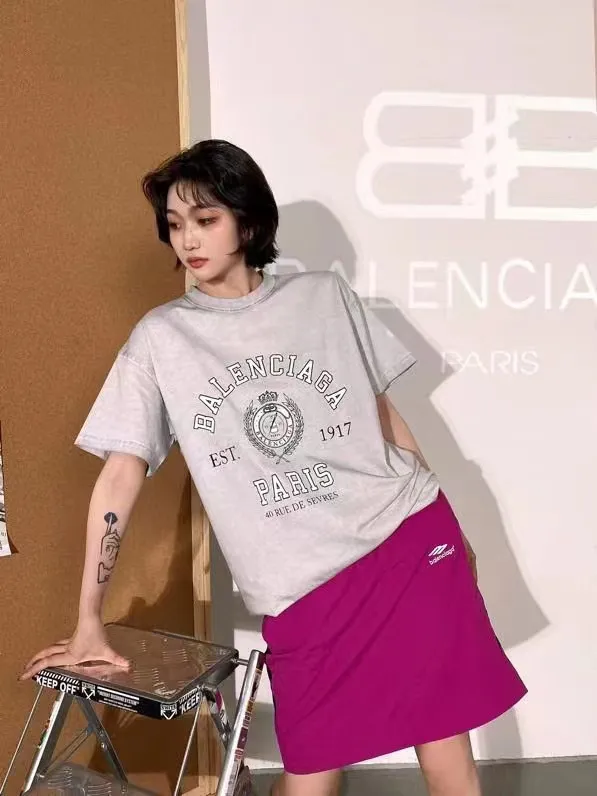 ♻️💯Upper body reference model picture❤️New top-notch proven version BALENCIAGA Paris designer 2022 spring and summer style Crown Wheat 1917 letter cracked printed short shaft T-shirt for men and women, same style, huge cost single product. In terms of fabric alone, 26S 280g double-ply double-yarn plain cotton fabric, plus the fabric needs to be pre-shrunk in advance and then fried and aged, is enough to drink a pot! The printing uses Kornit digital direct injection cracking process. Because it is glued, there is no need to worry about the printing falling off if it bursts. A full set of customized accessories, synchronized at the counter, and consistent coding. Color: washed black white gray Size: XS-L P:280