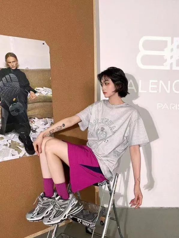 ♻️💯Upper body reference model picture❤️New top-notch proven version BALENCIAGA Paris designer 2022 spring and summer style Crown Wheat 1917 letter cracked printed short shaft T-shirt for men and women, same style, huge cost single product. In terms of fabric alone, 26S 280g double-ply double-yarn plain cotton fabric, plus the fabric needs to be pre-shrunk in advance and then fried and aged, is enough to drink a pot! The printing uses Kornit digital direct injection cracking process. Because it is glued, there is no need to worry about the printing falling off if it bursts. A full set of customized accessories, synchronized at the counter, and consistent coding. Color: washed black white gray Size: XS-L P:280
