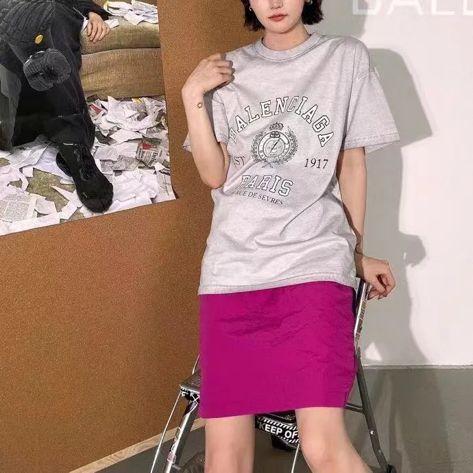 ♻️💯Upper body reference model picture❤️New top-notch proven version BALENCIAGA Paris designer 2022 spring and summer style Crown Wheat 1917 letter cracked printed short shaft T-shirt for men and women, same style, huge cost single product. In terms of fabric alone, 26S 280g double-ply double-yarn plain cotton fabric, plus the fabric needs to be pre-shrunk in advance and then fried and aged, is enough to drink a pot! The printing uses Kornit digital direct injection cracking process. Because it is glued, there is no need to worry about the printing falling off if it bursts. A full set of customized accessories, synchronized at the counter, and consistent coding. Color: washed black white gray Size: XS-L P:280